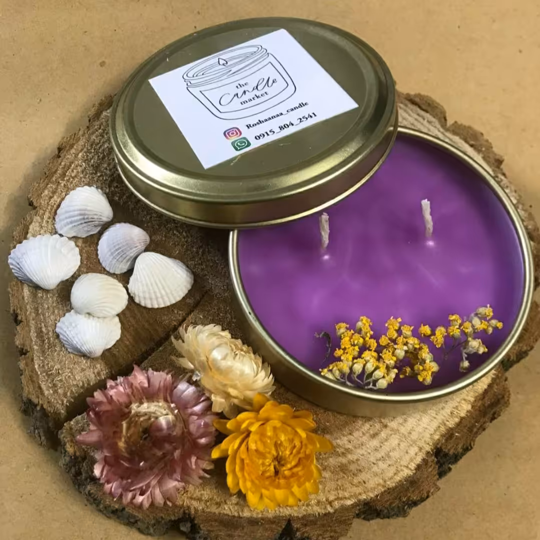 شمع معطر  با تزیین گل و سنگ ،... موجود در ظرف فلزی