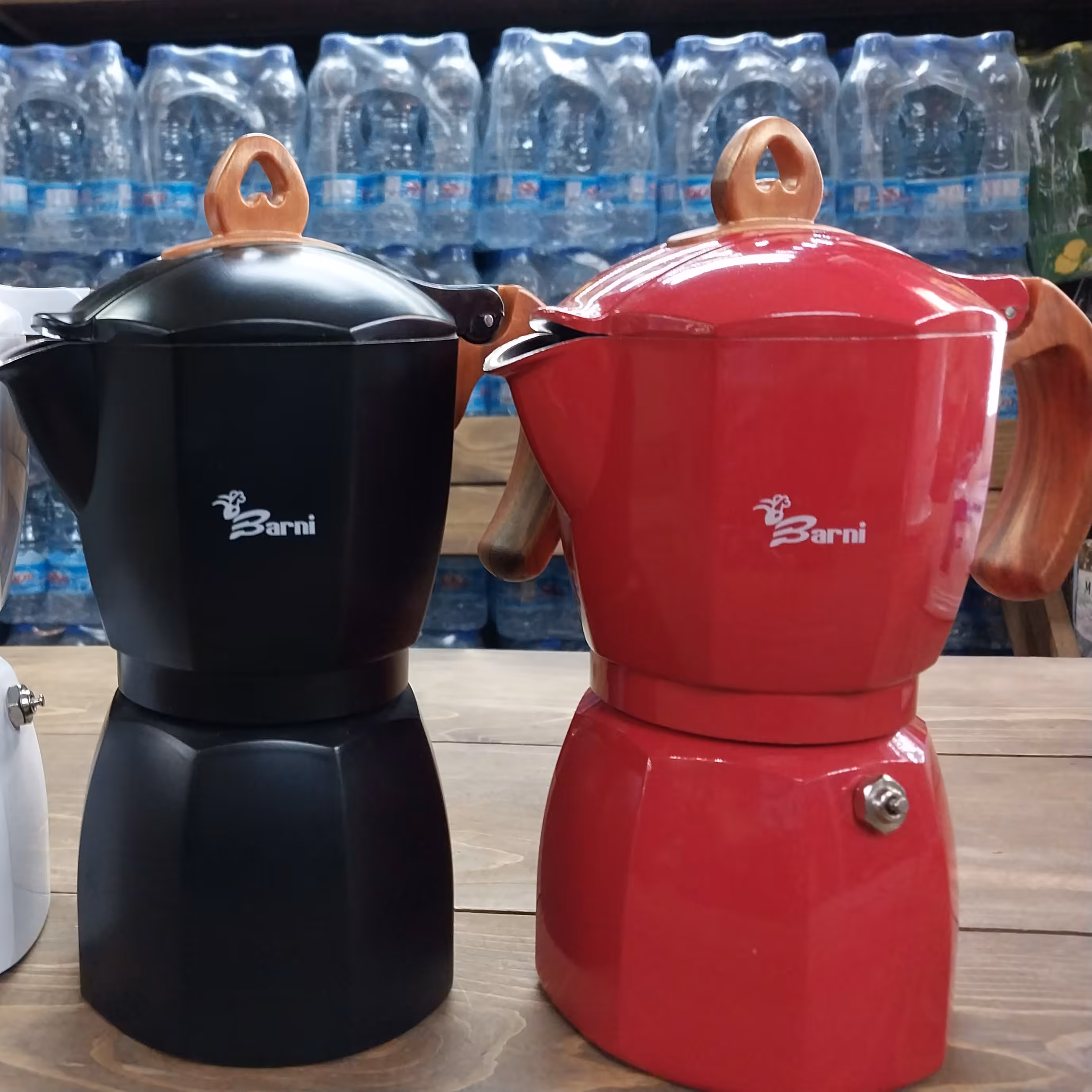 موکاپات 6 کاپ برند بارنی دسته چوبی در سه رنگ قرمز ،مشکی و سفید