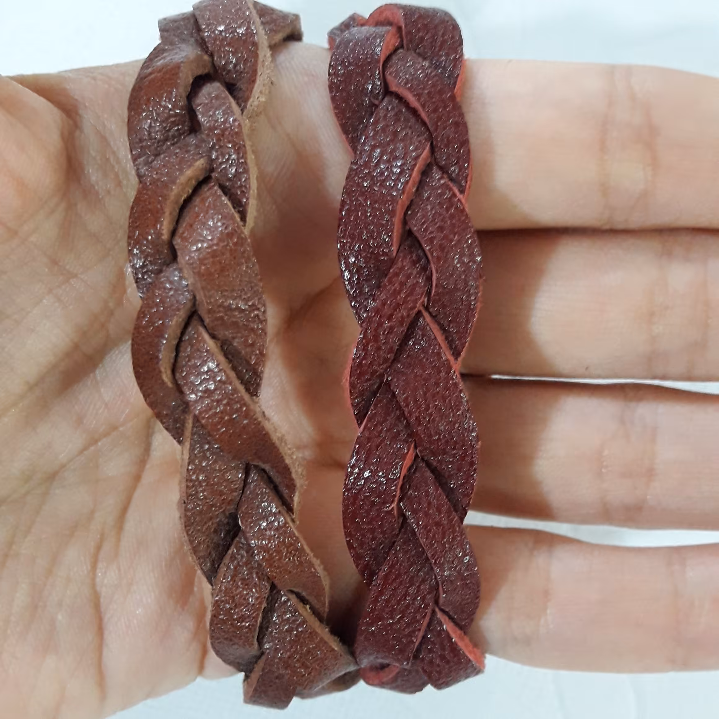  یک عدد دستبند چرم اسپرت طرح بافت بدون جعبه