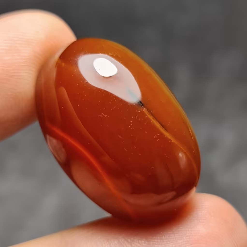  نگین درشت فوق العاده زیبای سنگ عقیق خوش رنگ اصل معدنی ابعاد 30 در 20 میلیمتر 

کد 27583