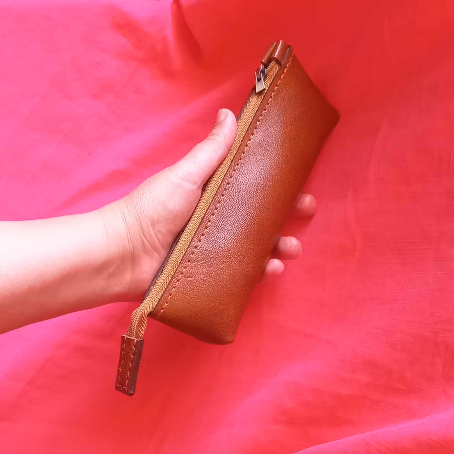 جامدادی چرم طبیعی دست دوز -جمع و جور  و جادار-جای لوازم آرایشی چرم طبیعی نقلی-جمع و جور دست دوز