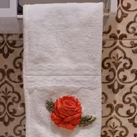 حوله دست و صورت روبان دوزی شده با دست طرح گل رز