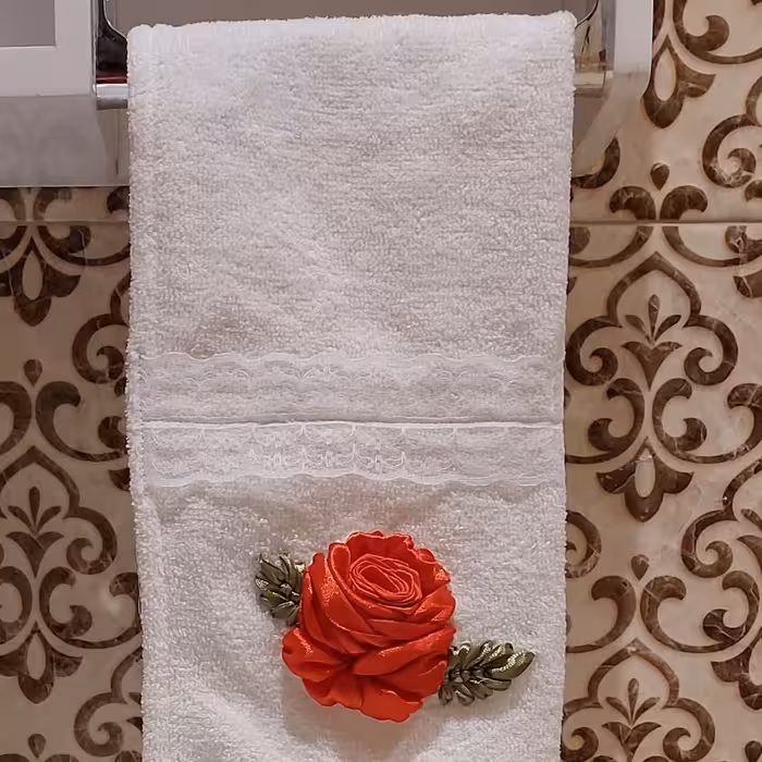 حوله دست و صورت روبان دوزی شده با دست طرح گل رز