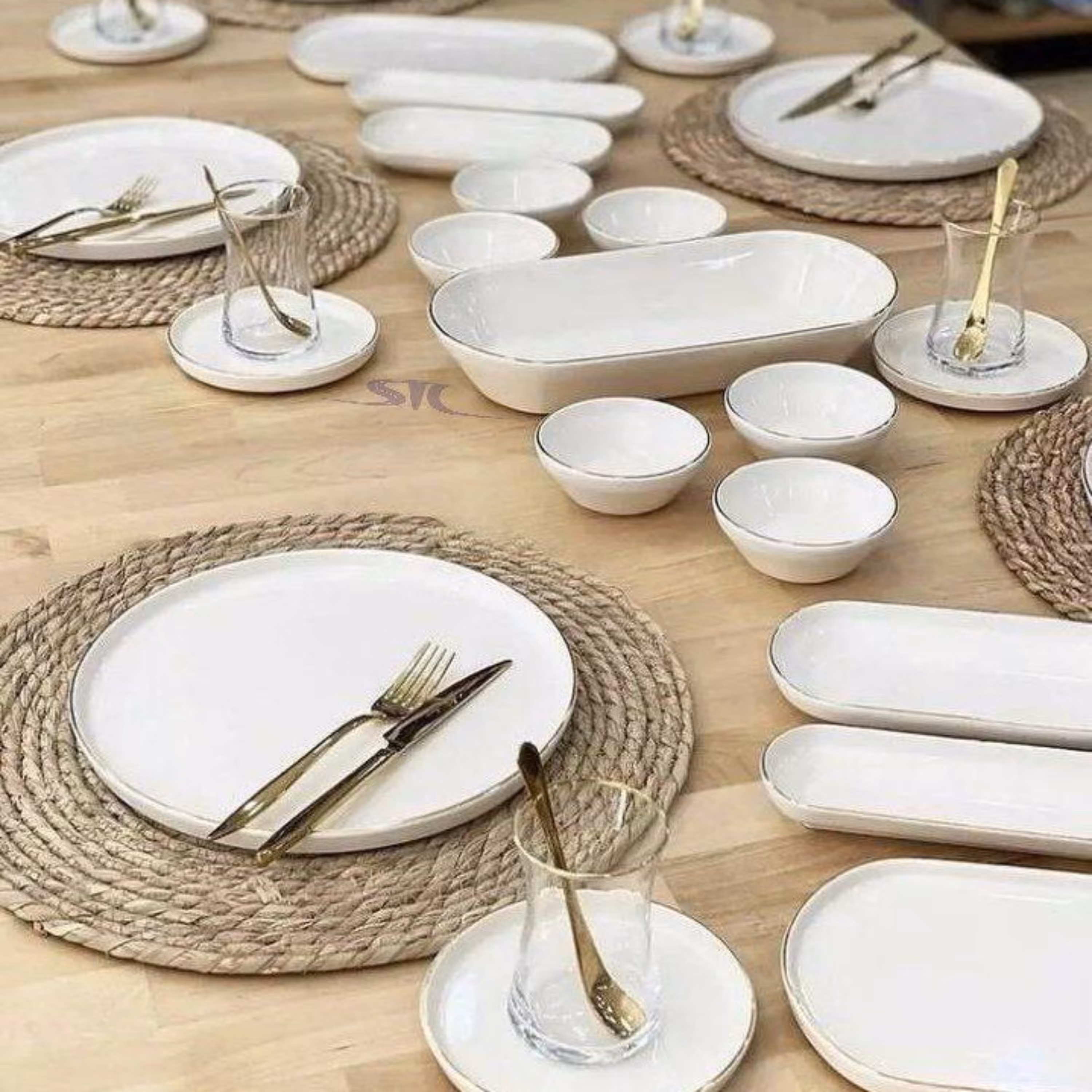 سرویس صبحانه خوری 31پارچه پرطرفدارسفید دورطلایی برند آجار ترکیه 