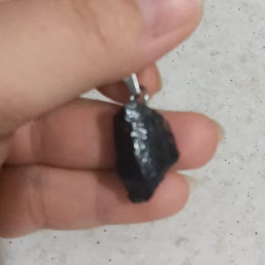 راف سنگ تورمالین سیاه در سایز های متفاوت با حلقه آویز 