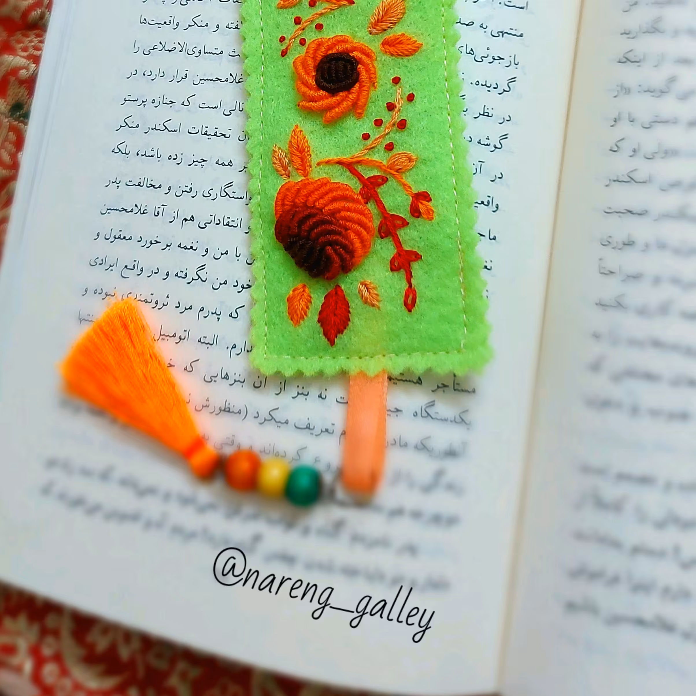 بوکمارک یا نشانگر کتاب نمدی گلدوزی شده با طرح پاییزی