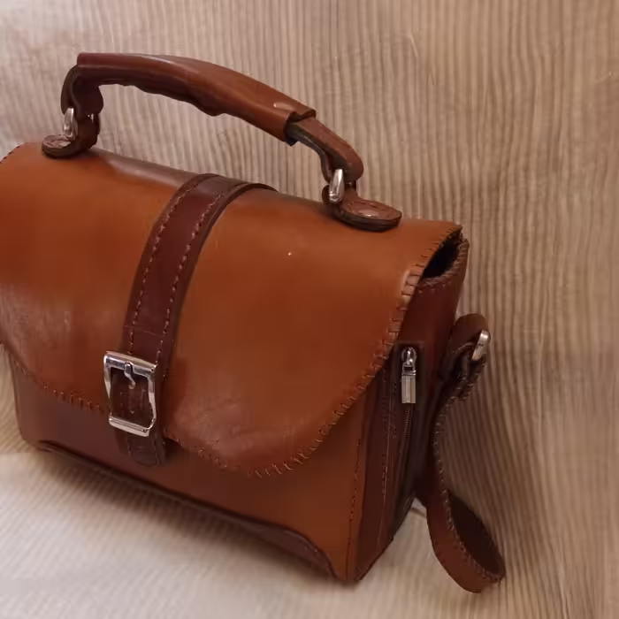 کیف چرم گاوی دستدوز فروخته و در طرح و رنگ دلخواه سفارش گرفته میشود