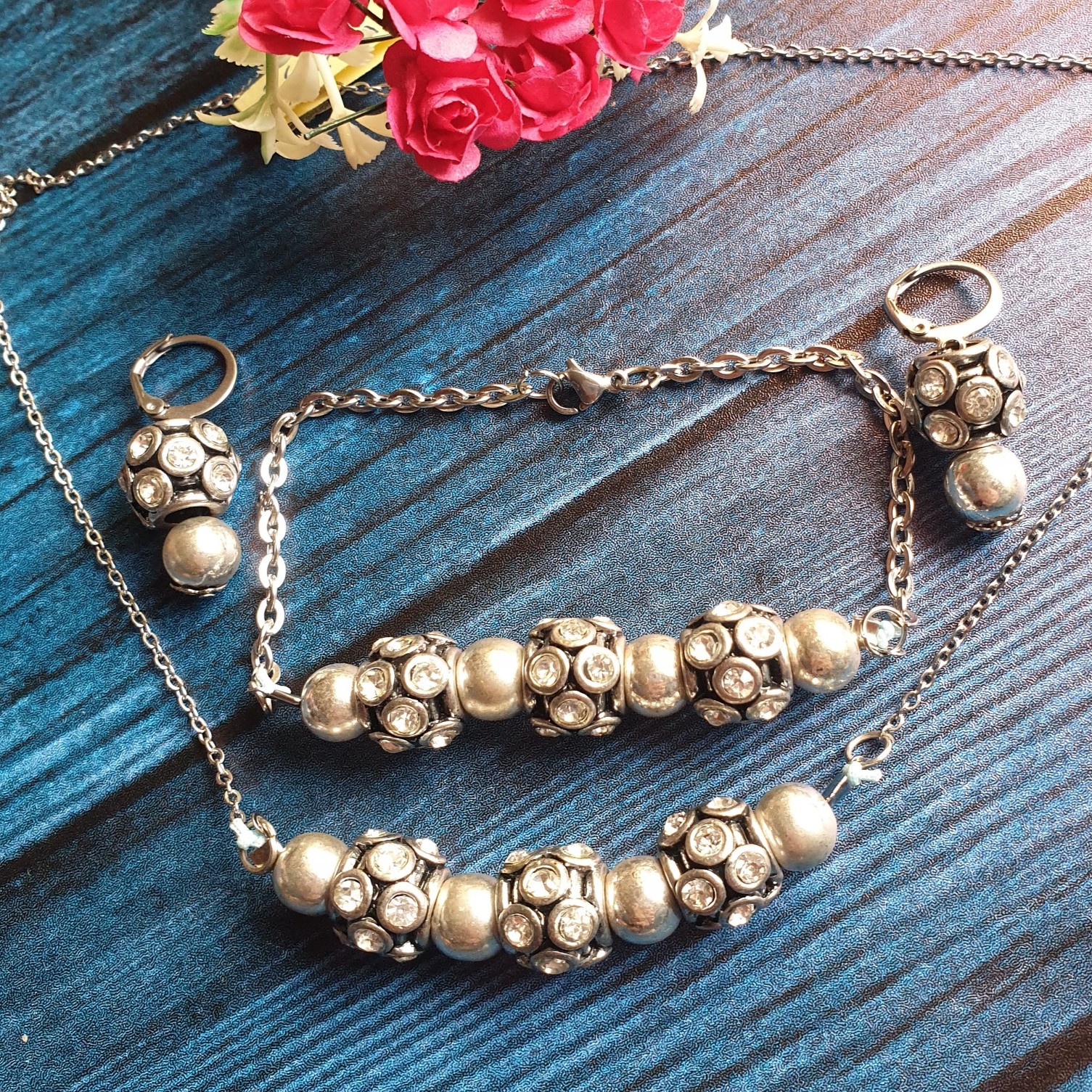 نیمست چارم گردنی و دستبند و گوشواره فقط یکسری تولید شده به  رنگ نقره ای و نگین دار  با مرواریدهای حدید  سفید