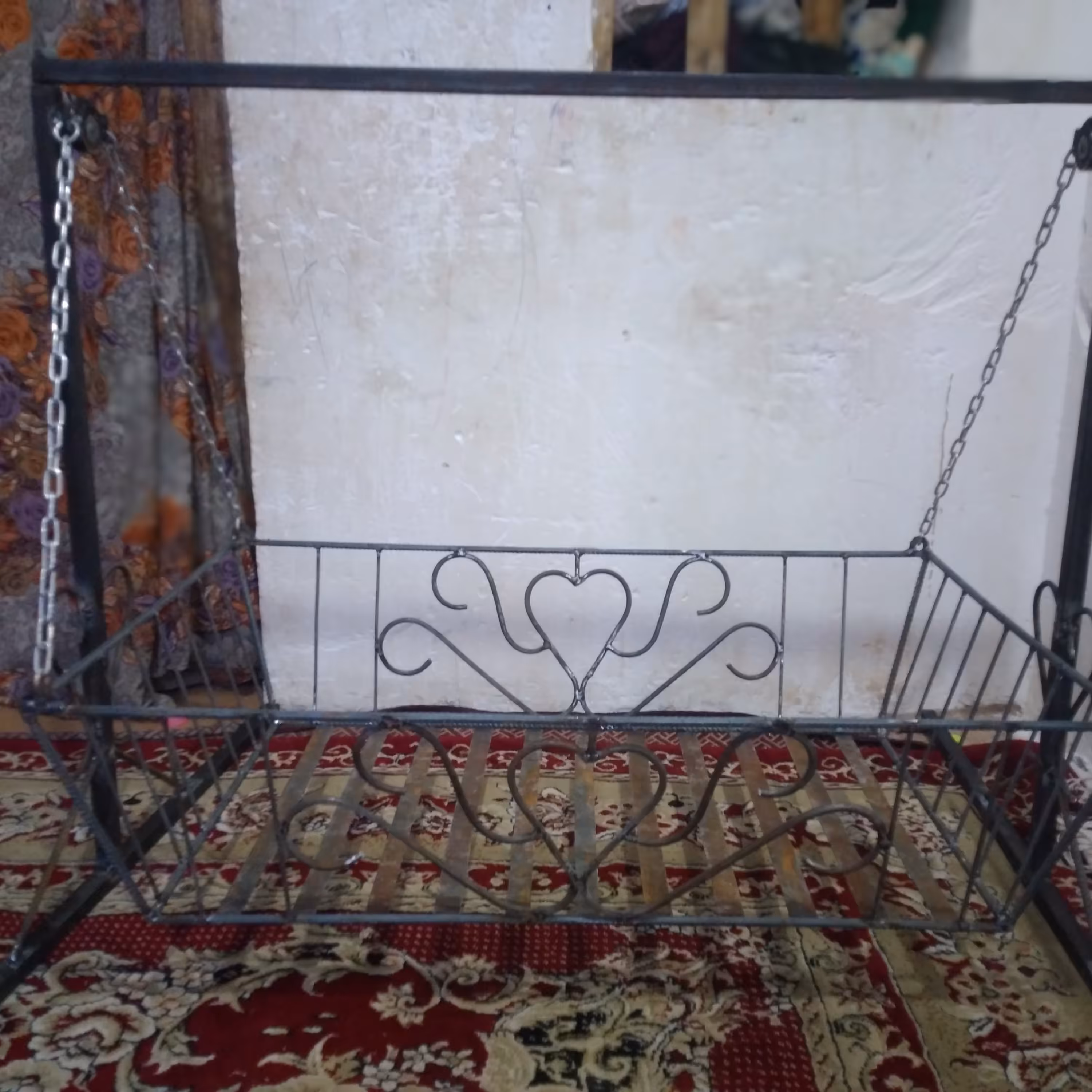 گهواره فلزی تاشوطرح فرفوژه مناسب نوزادتا2سالگی طول بست75وعرض آن 55میباشد