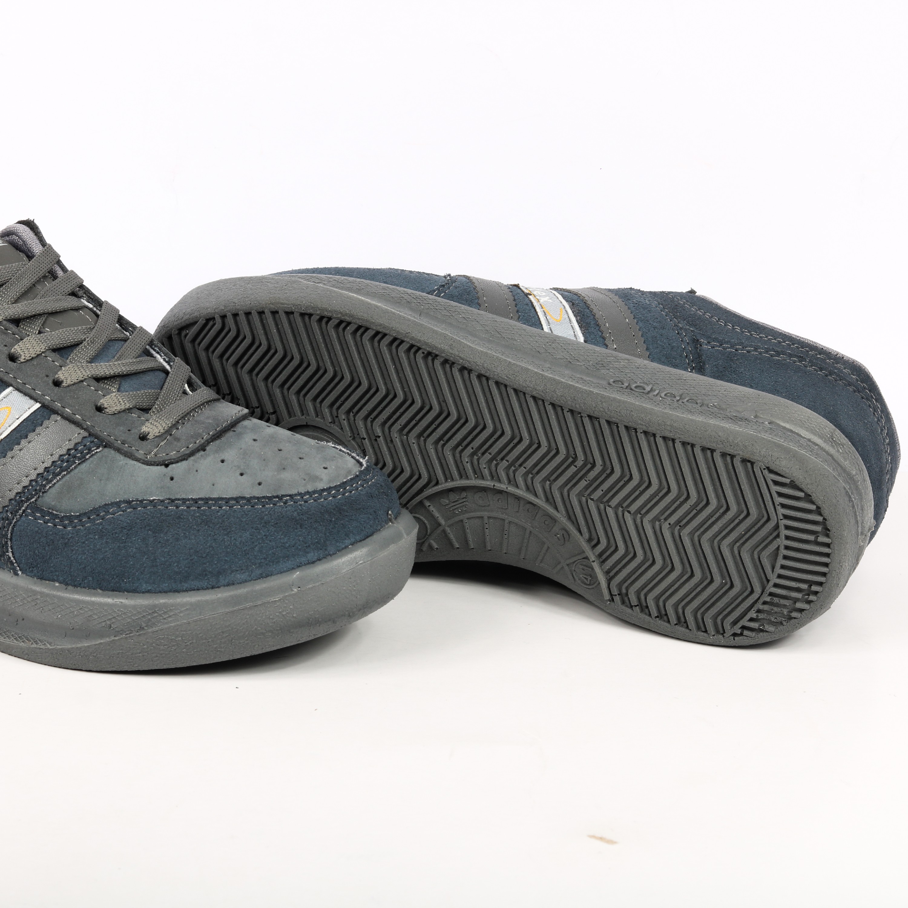 کتونی چرم طبیعی مناسب کار و ورزش درکرج گوهردشت کفش آرجی