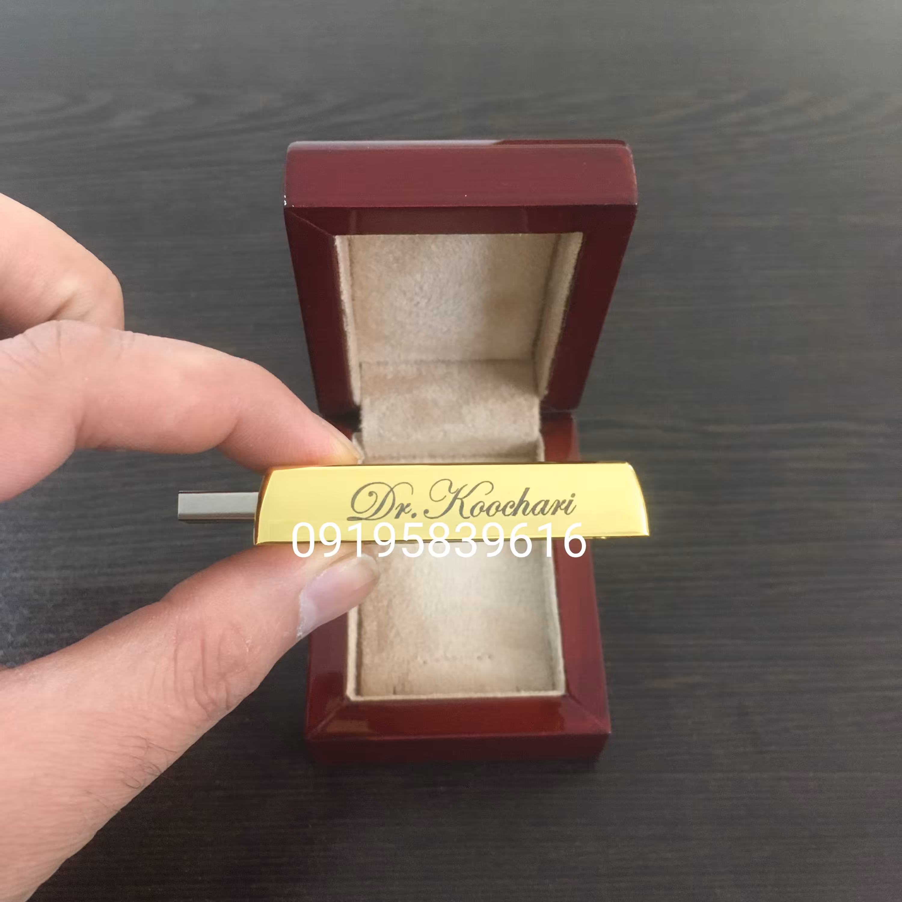 فلش  روکش طلا با شناسنامه و حک اسم بهمراه جعبه چوبی 