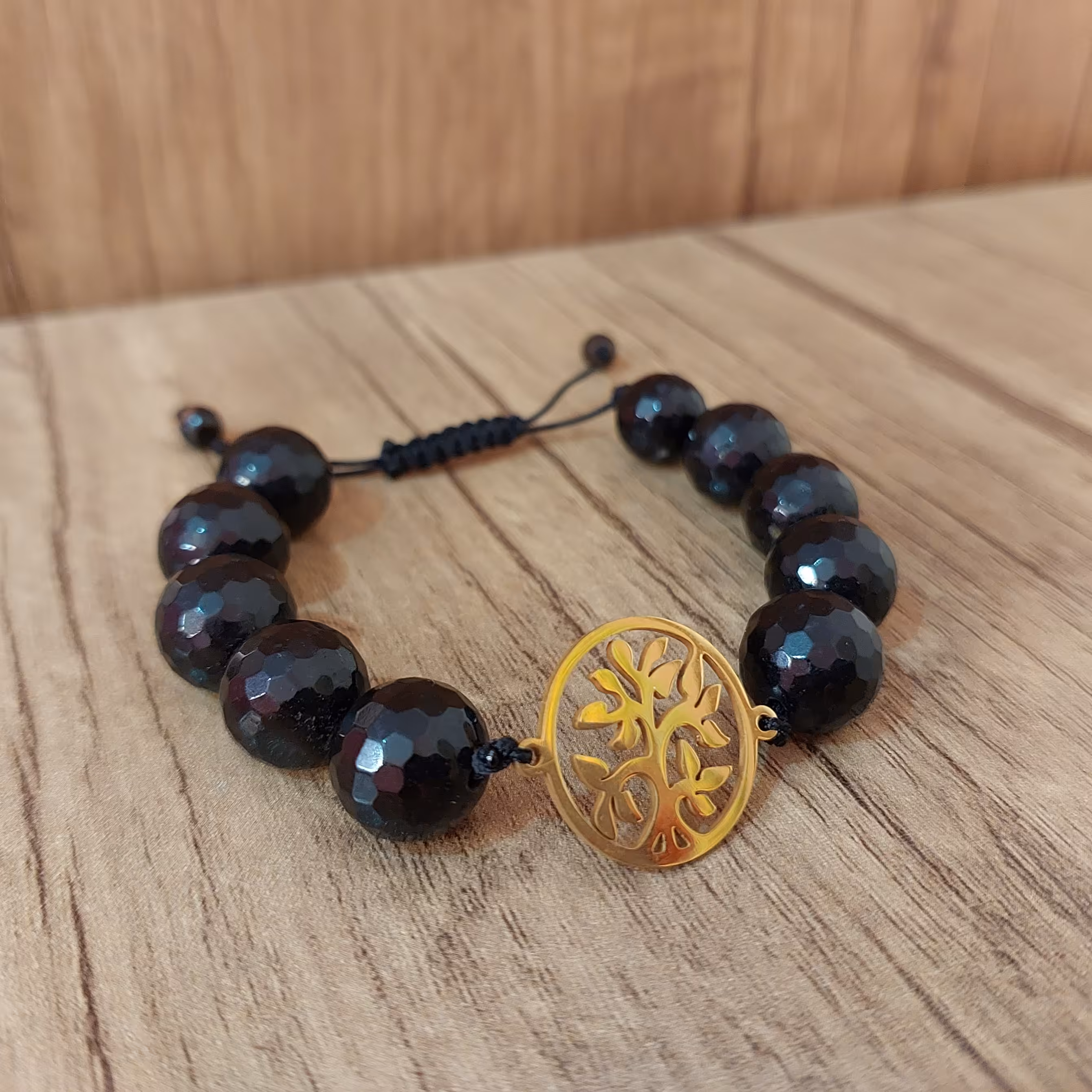 دستبند سنگ درشت تراشدار مشکی با پلاک استیل طرح گل