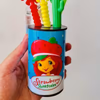 جاقلمی  فانتزی  چوبی  طرح دختر توت فرنگی (5 عدد جای  خودکار یا قلم داره و 1 عدد جای خط کش )