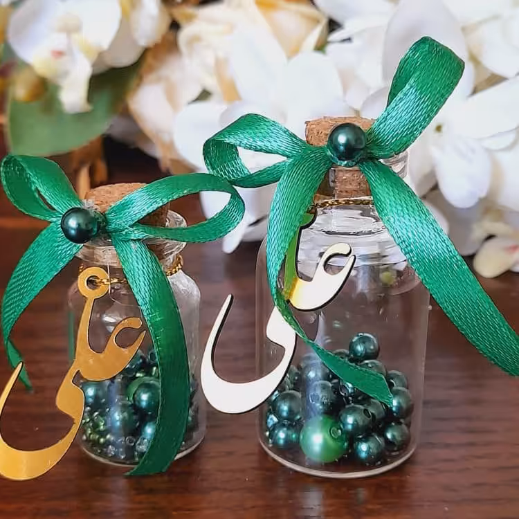 گیفت عید غدیر شماره 5، ویال شیشه ای خاص و پر طرفدار بهمراه آویز نام امام علی ویژه روز پدر بسته 10 عددی
