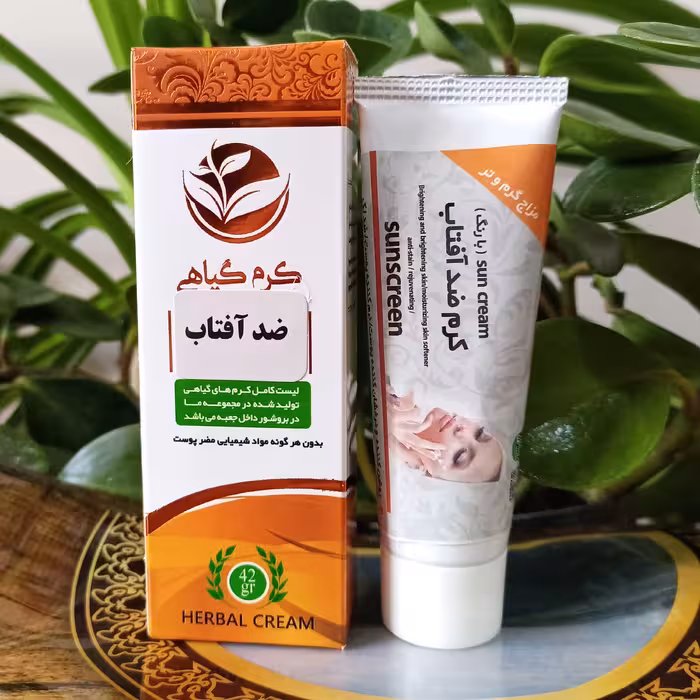 کرم ضد آفتاب رنگی ، محافظت از پوست در برابر اشعه های مخرب خورشید، بدون مواد شیمیایی، با خاصیت از بین برنده لک های صورت