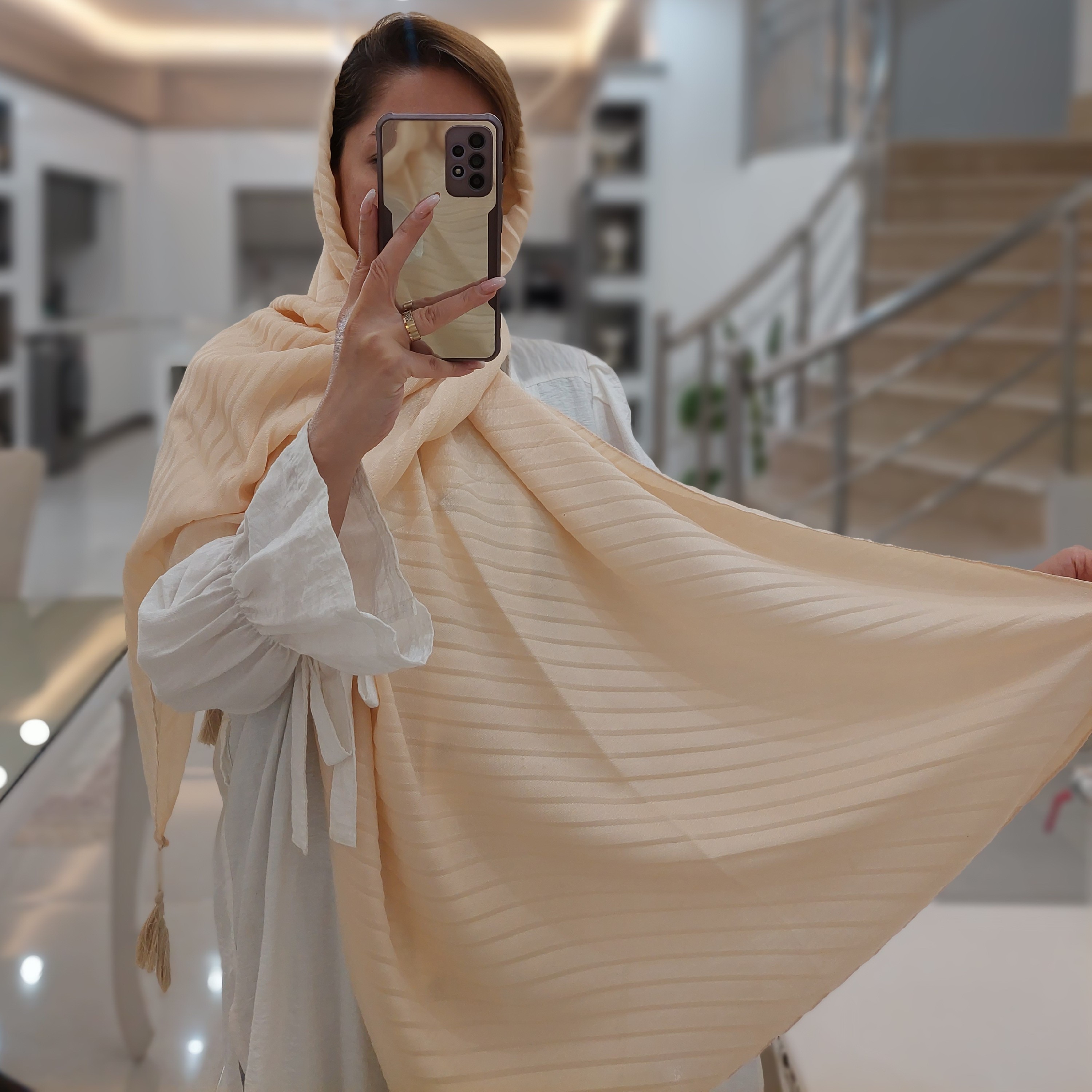 شال نخی پلیسه منگوله دار رنگ کرم