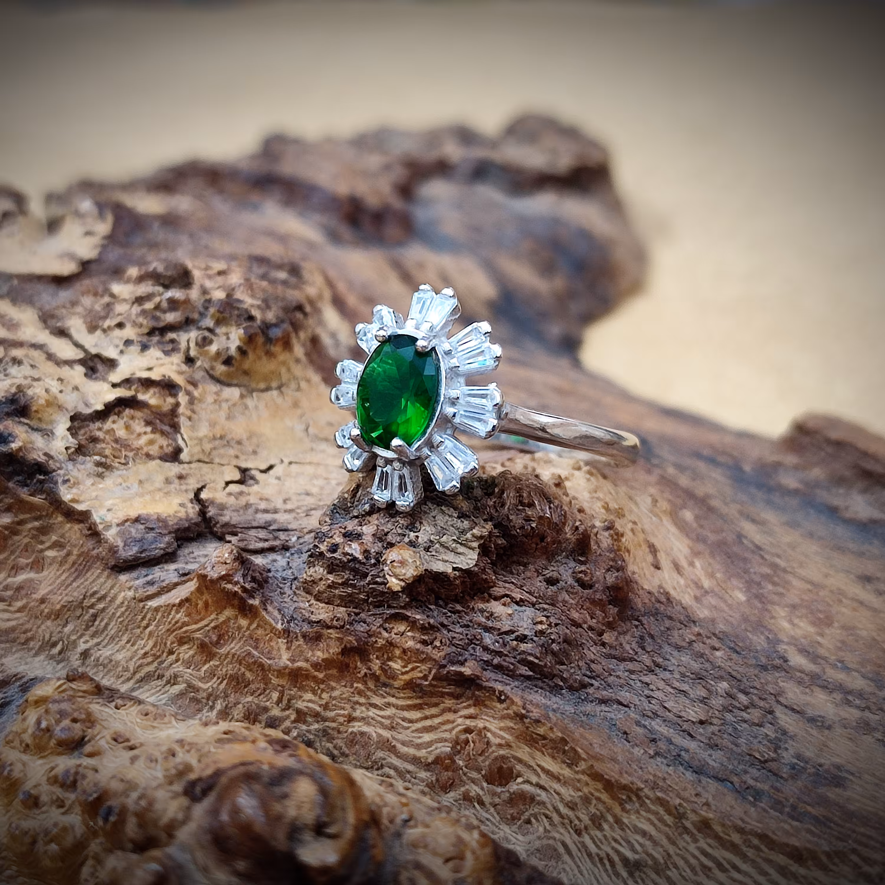 انگشتر نقره زنانه طرح  جواهر با نگین زمرد