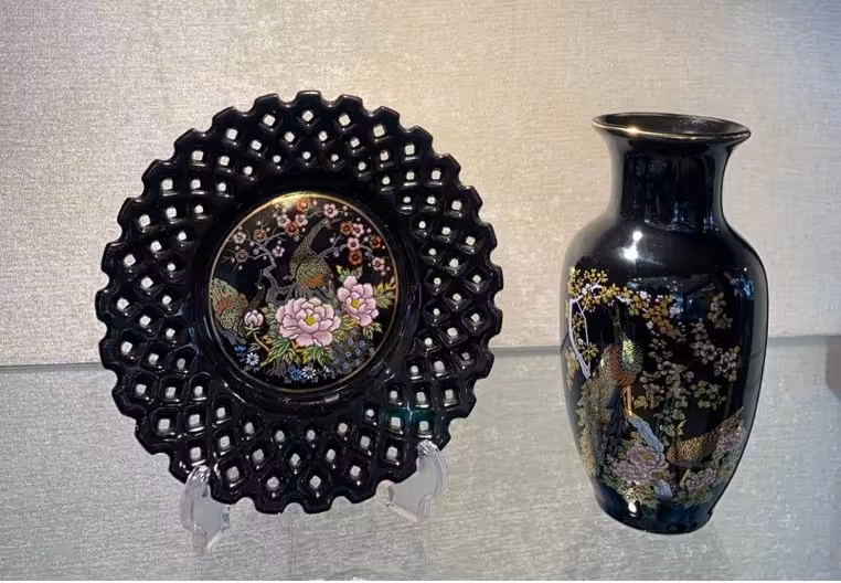 ست گلدان و ‌بشقاب طلاکوب شده