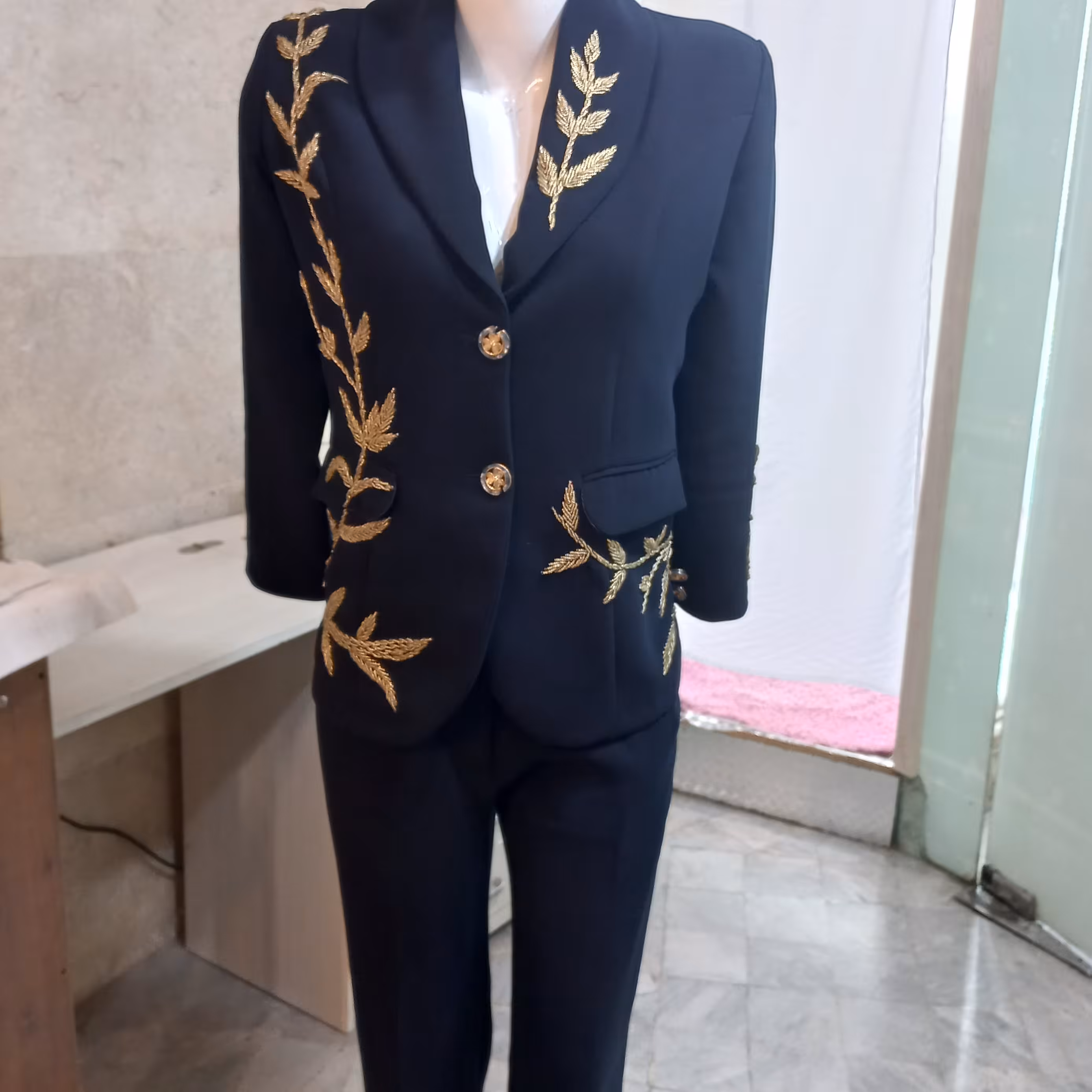 کت و شلوار رنگ سورمه ای با کار دست طلایی