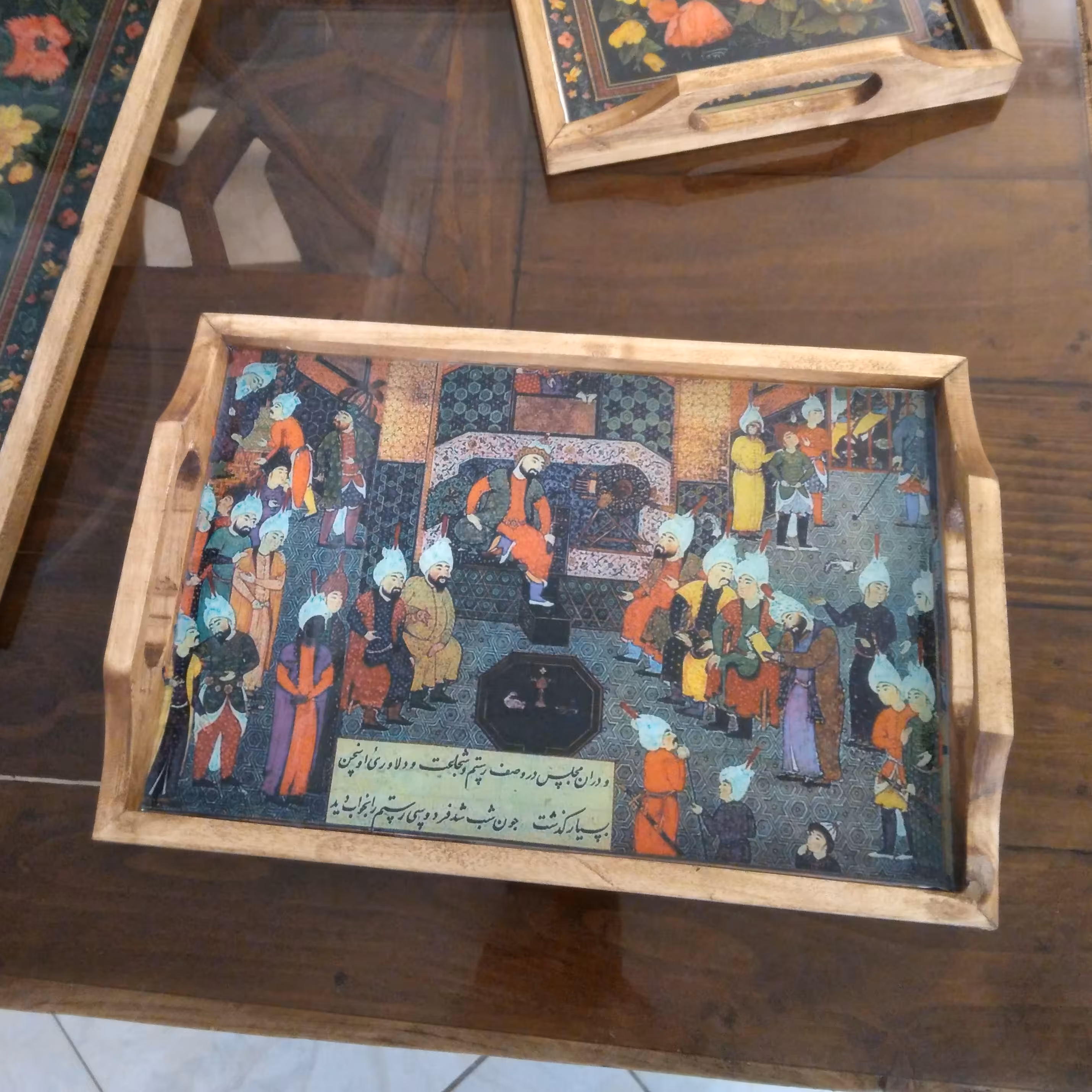 سینی چوبی جنس روس .دکوپاژ سده رزینی قابل شستشو  شیک و مجلسی  مناسب پذیرایی