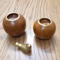 شمعدان سفالی گرد پتینه شده با طرح چوب با رنگ حنایی و طلایی (پس کرایه)