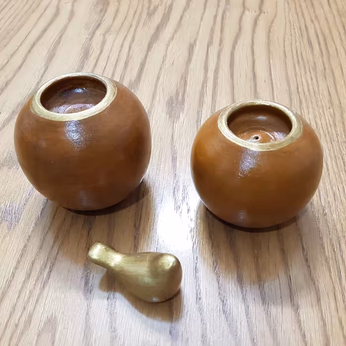 شمعدان سفالی گرد پتینه شده با طرح چوب با رنگ حنایی و طلایی (پس کرایه)