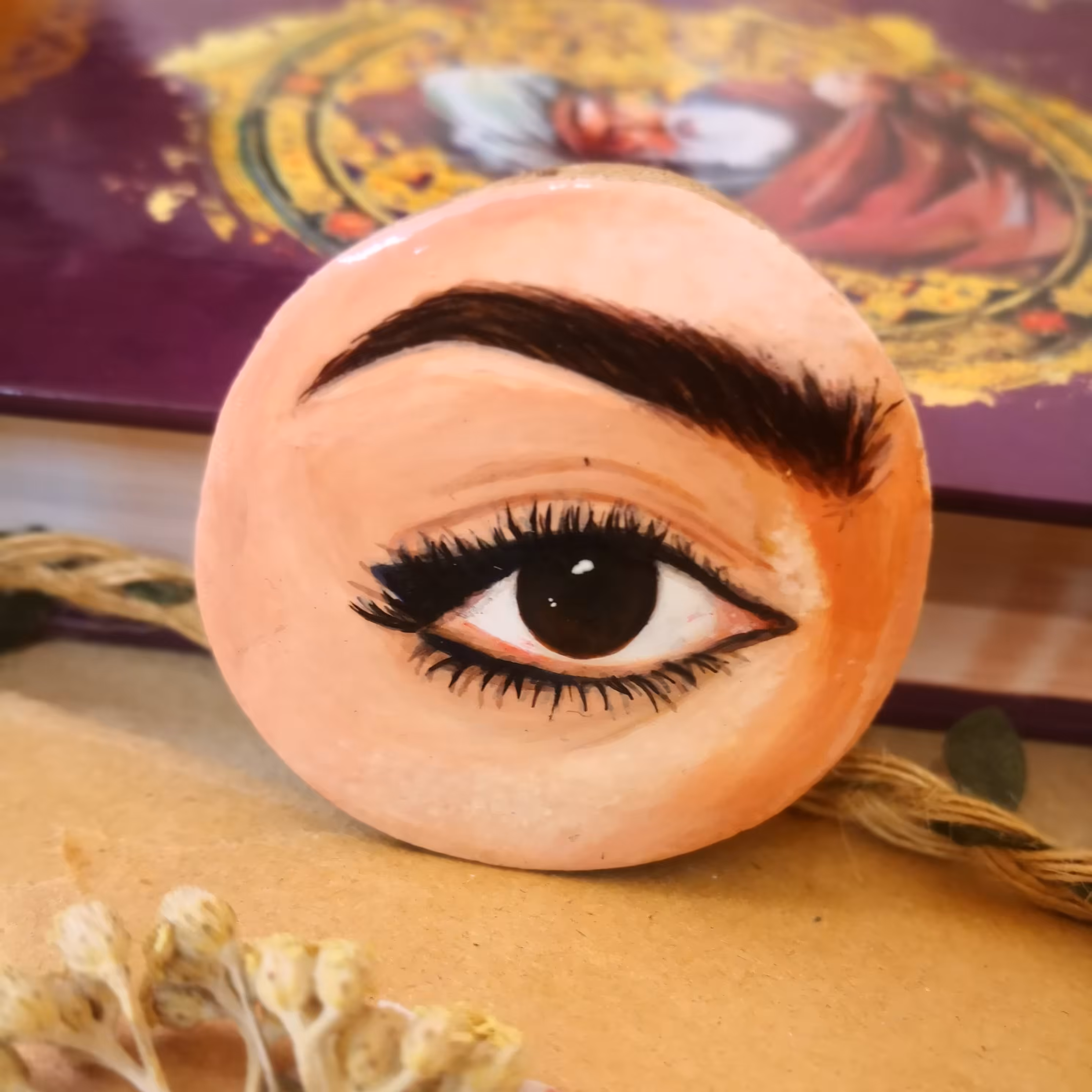 نقاشی تک چشم روی چوب