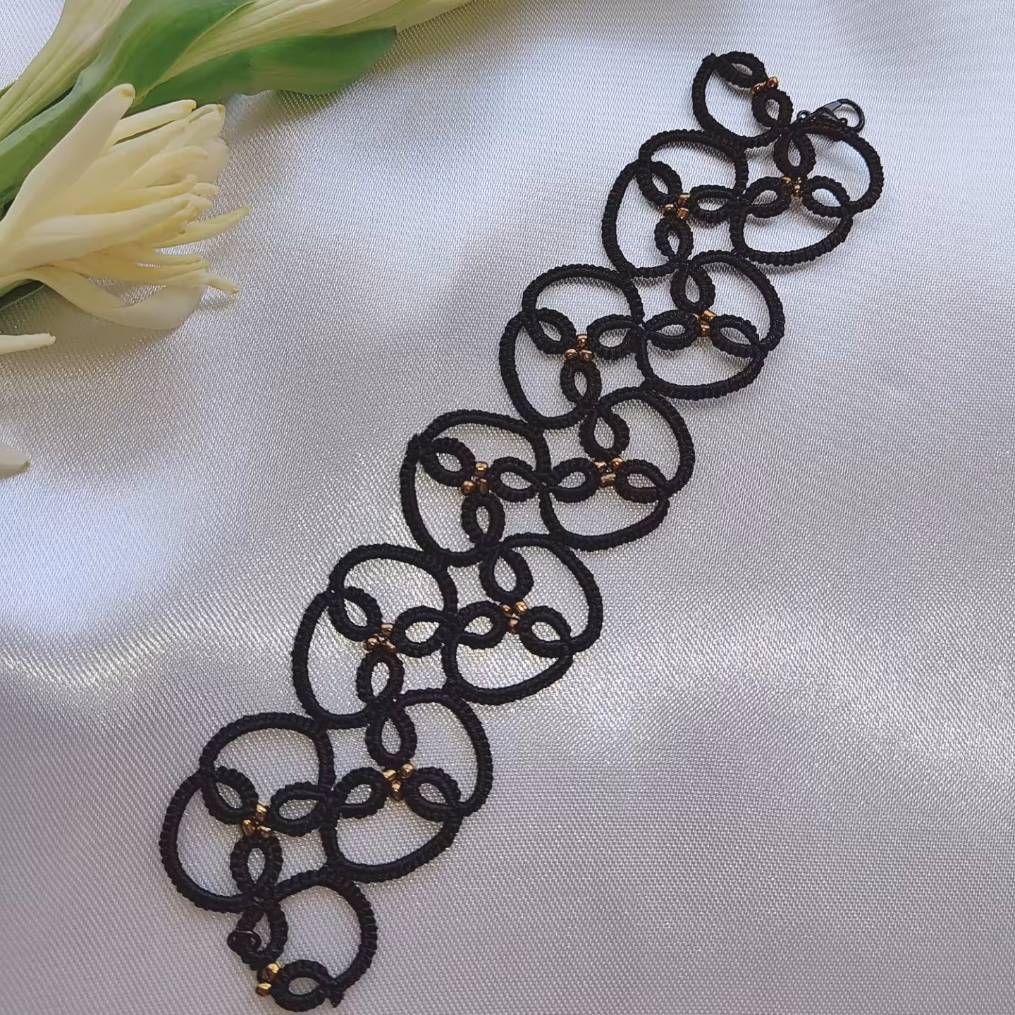 دستبند مشکی با منجوق طلایی 