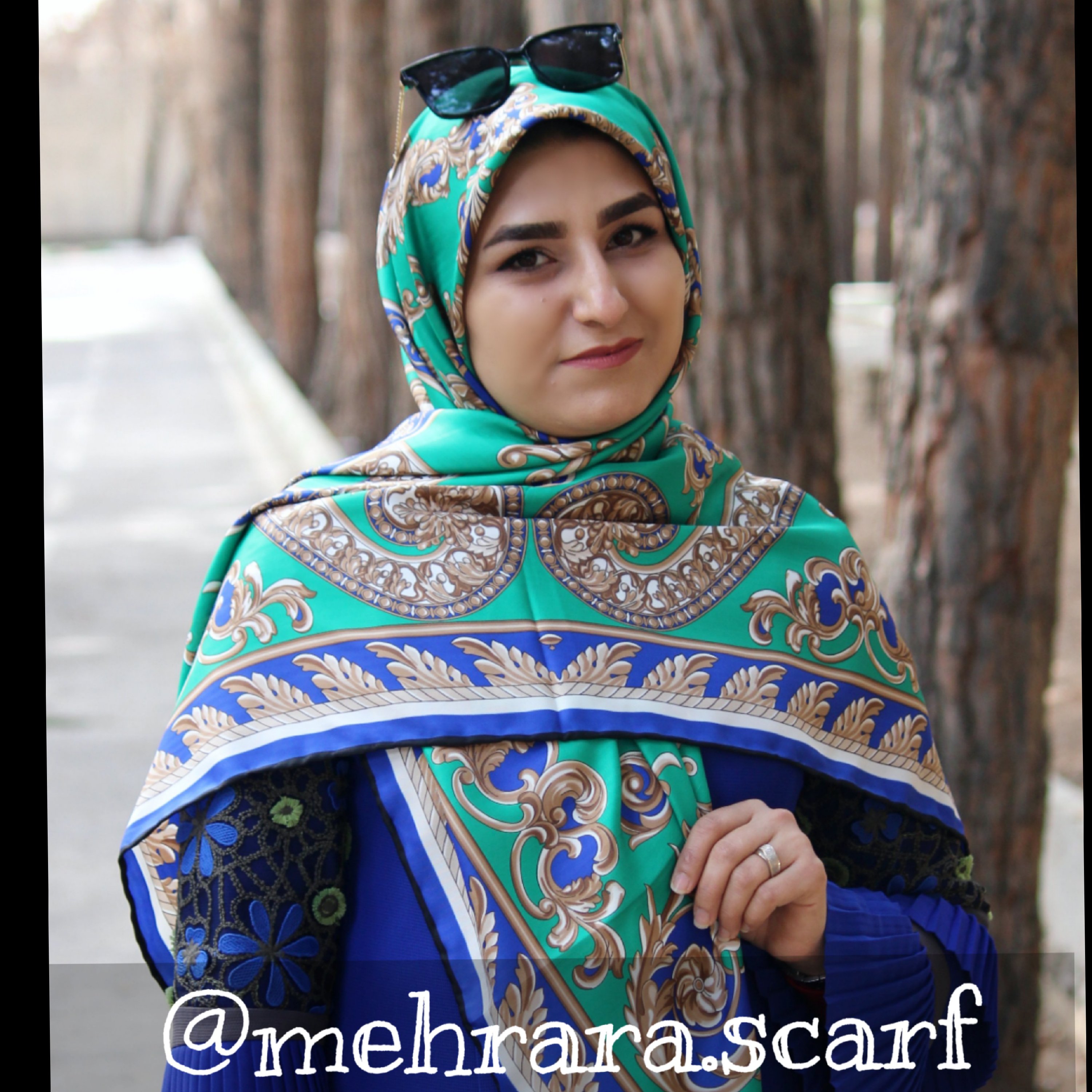روسری ابریشم توییل دور دست دوز رنگ سبز آبی کاربنی