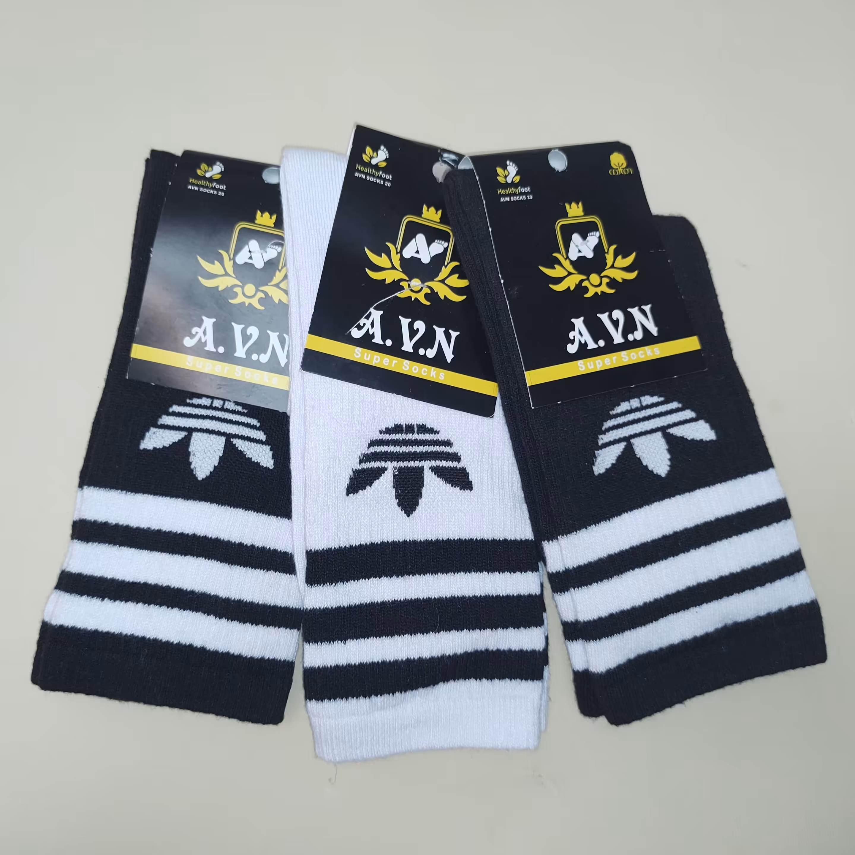 جوراب اسپرت زنانه مردانه 3 جفتی طرح ادیداس در 3 طرح رنگ های سفید و مشکی