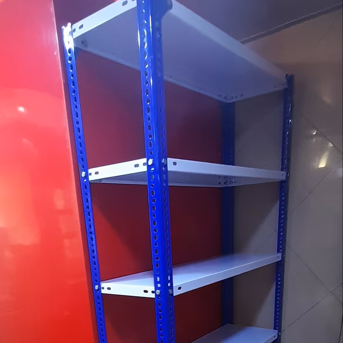 قفسه پیچ ومهره ای رنگ استاتیک مناسب برای نصب در انبار وفروشگاها