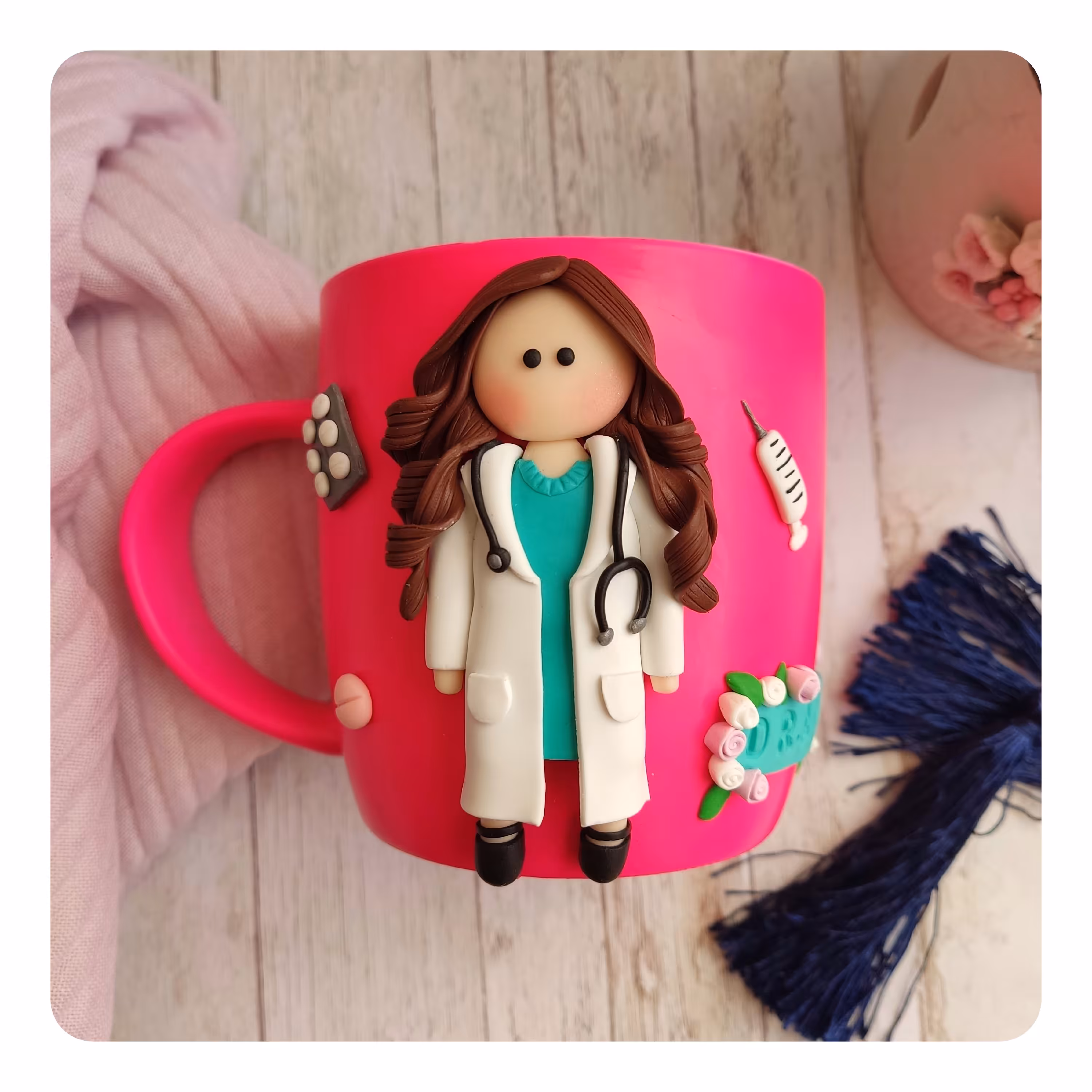 ماگ عروسکی سرامیکی مخملی با طرح خانم دکتر  با خمیر پلیمری با کیفیت(ماگ مشاغل)