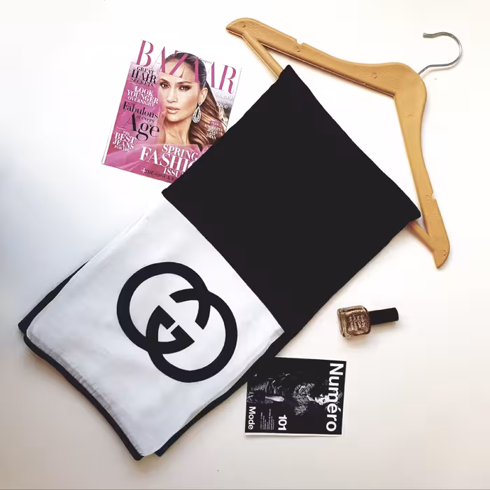 شال نخ اسلپ رنگ سفید مشکی دورگان دوزی شده 