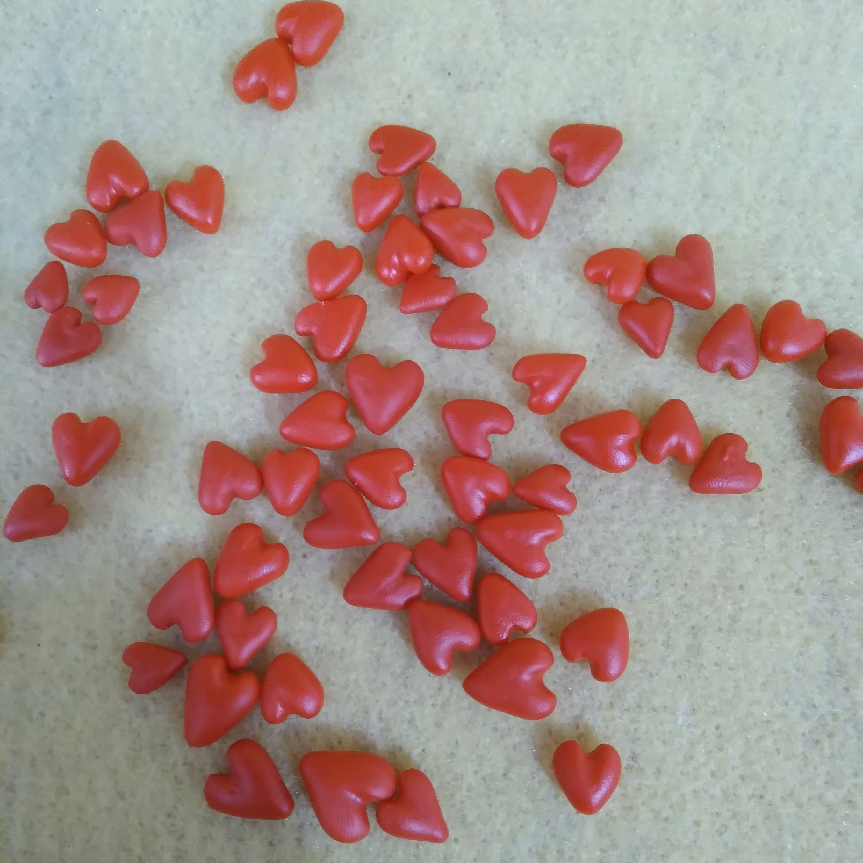 دست سازهای کوچک من، گیفت قلبی قلب های رنگی خمیری . پک ده عددی. محصولی از ستاره چوبی