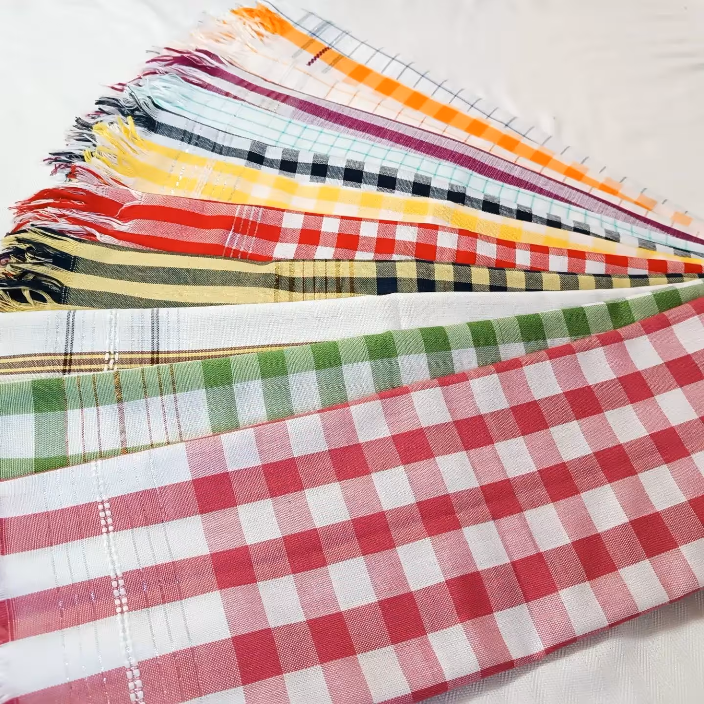 حوله ها از سایز یک دریک تا دومتر  حوله های آشپزخانه حمام دست و صورت خشک کن ضروف واشپزخانه تا روتختی ها در رنگ های متنوع 