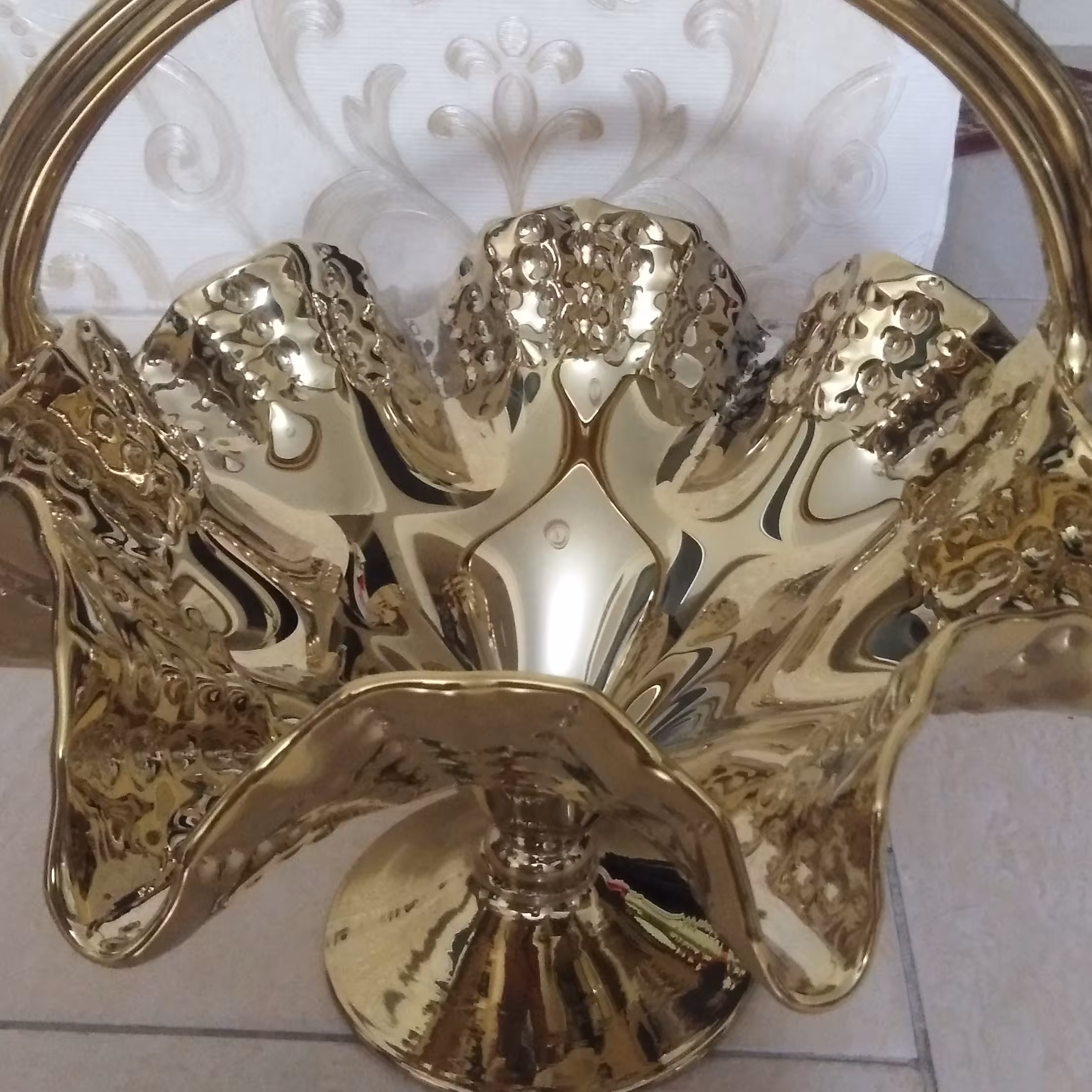 ظرف شیشه ای و بلوری بسیار زیبا مناسب پذیرایی و دکوری و تزئینی 