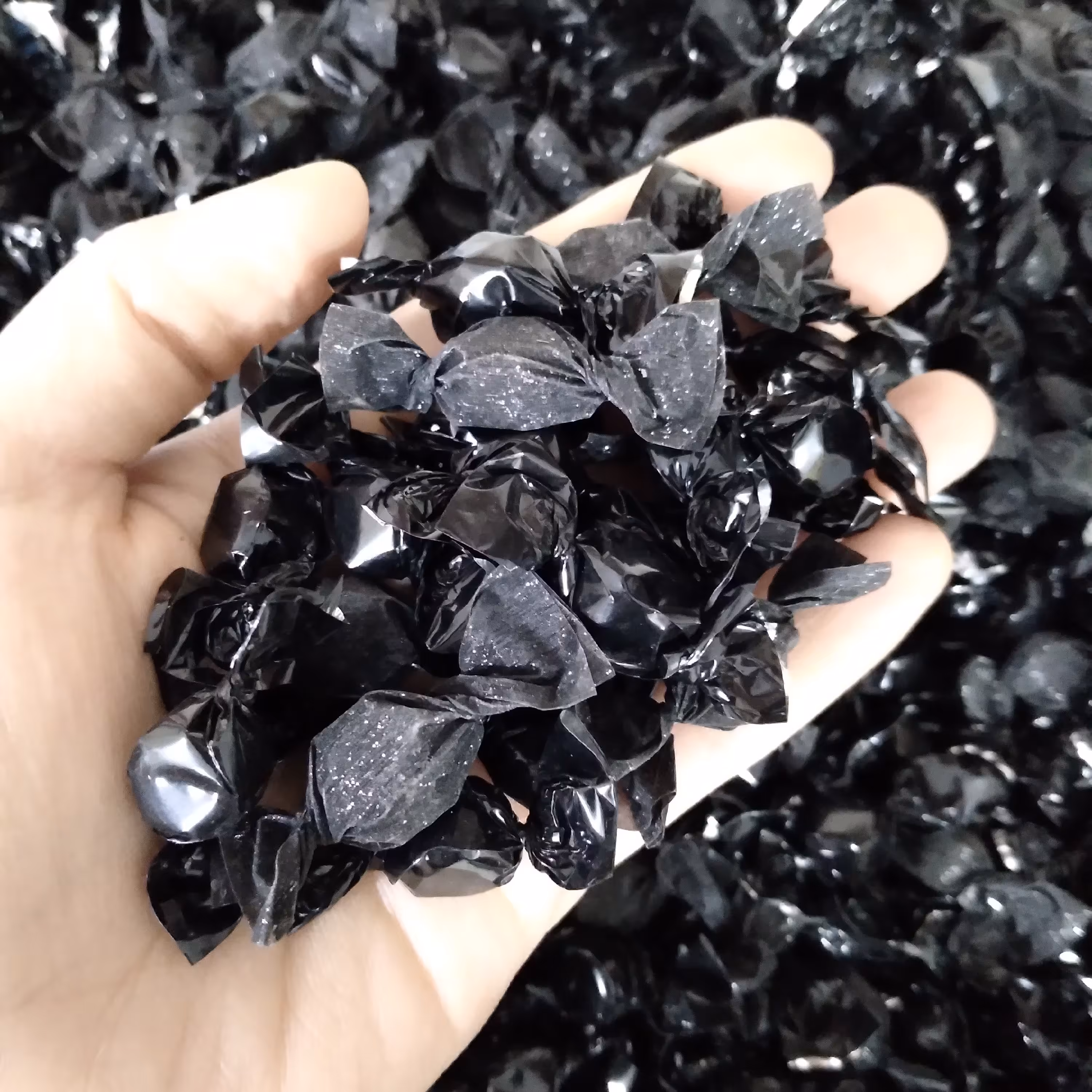 شکلات مینی کندی ریز براق مشکی (یک کیلو) آدرین