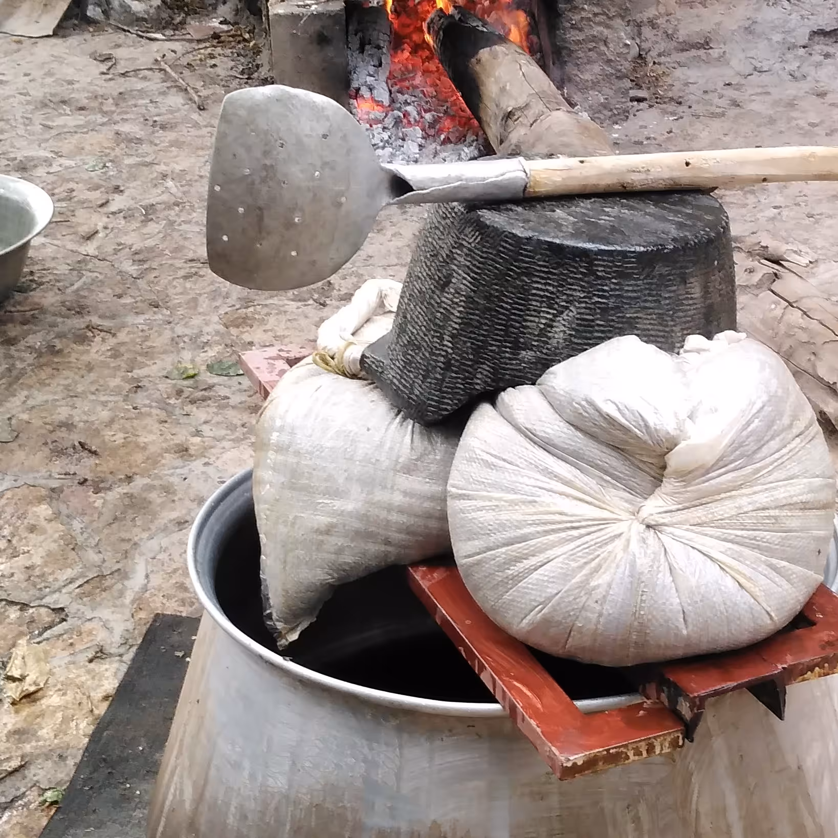 شیره توت کاملا ارگانیک . آتیشی و سنتی از بهترین توت های طرقبه