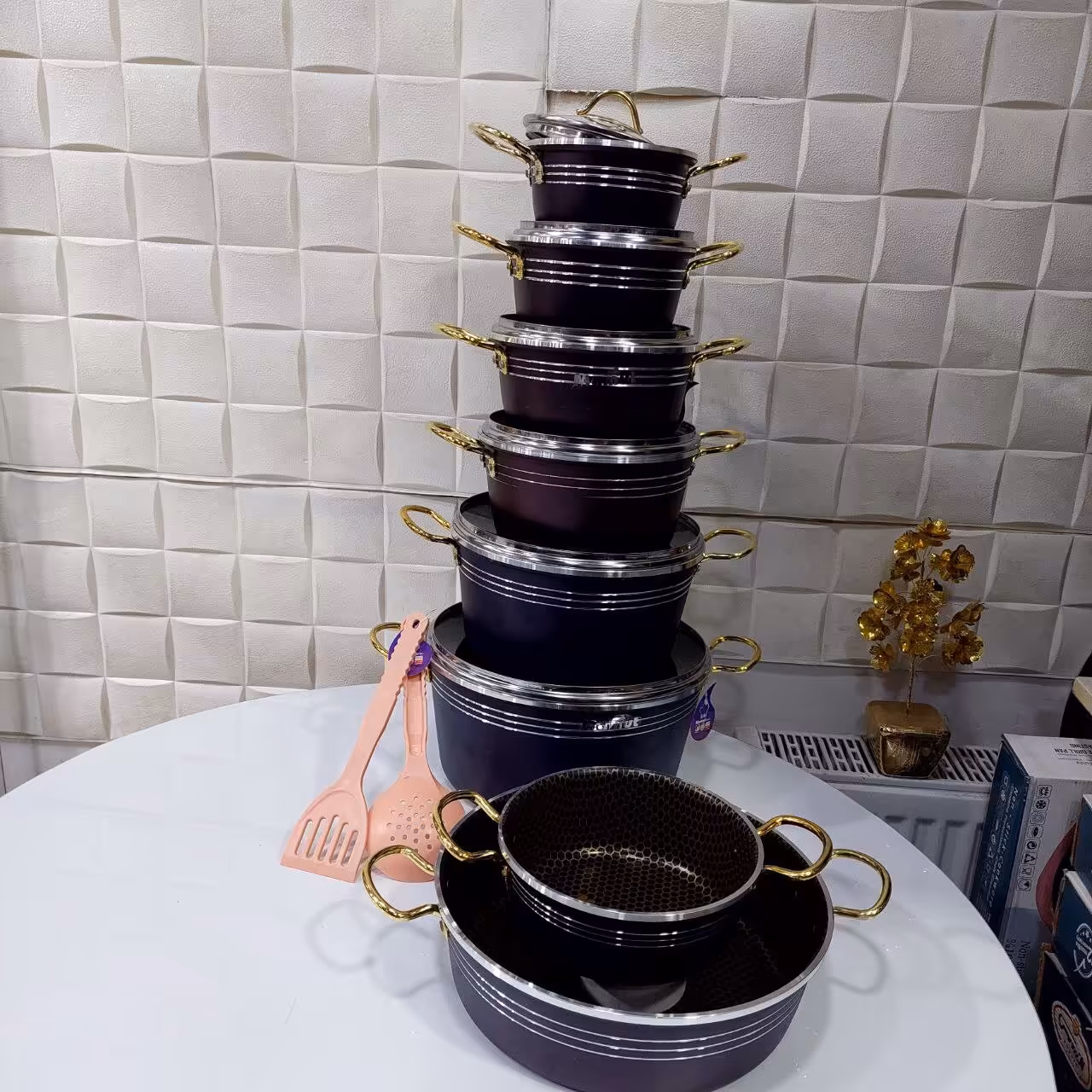 سرویس قابلمه16 پارچه ماموت دسته طلایی کف زنبوری رنگ بادمجانی با ضمانت نامه داخل سرویس ( 1ساله)