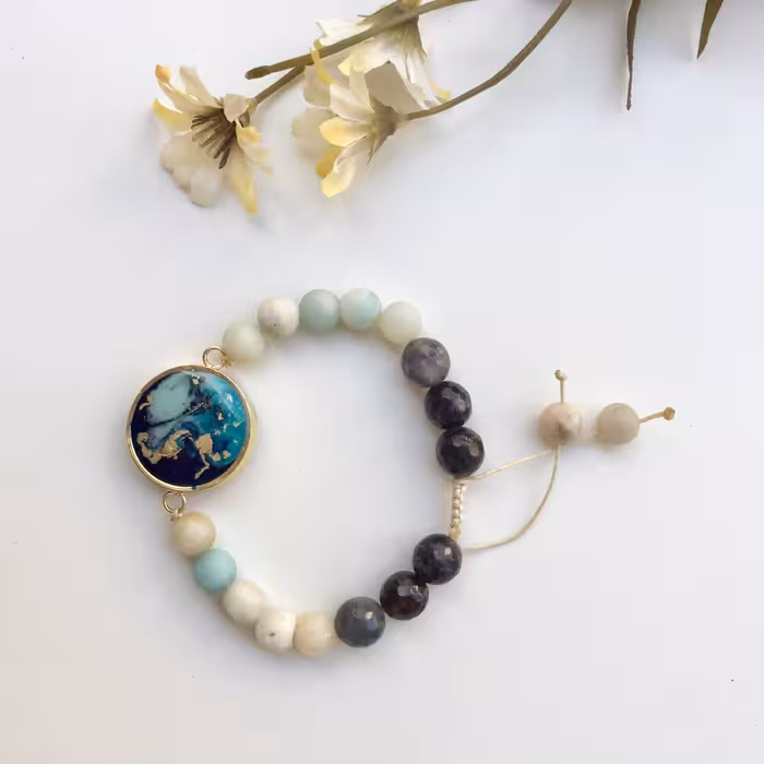 دستبند مهره ای با بند کشویی دستساز  جنس رزین با فریم برنجی