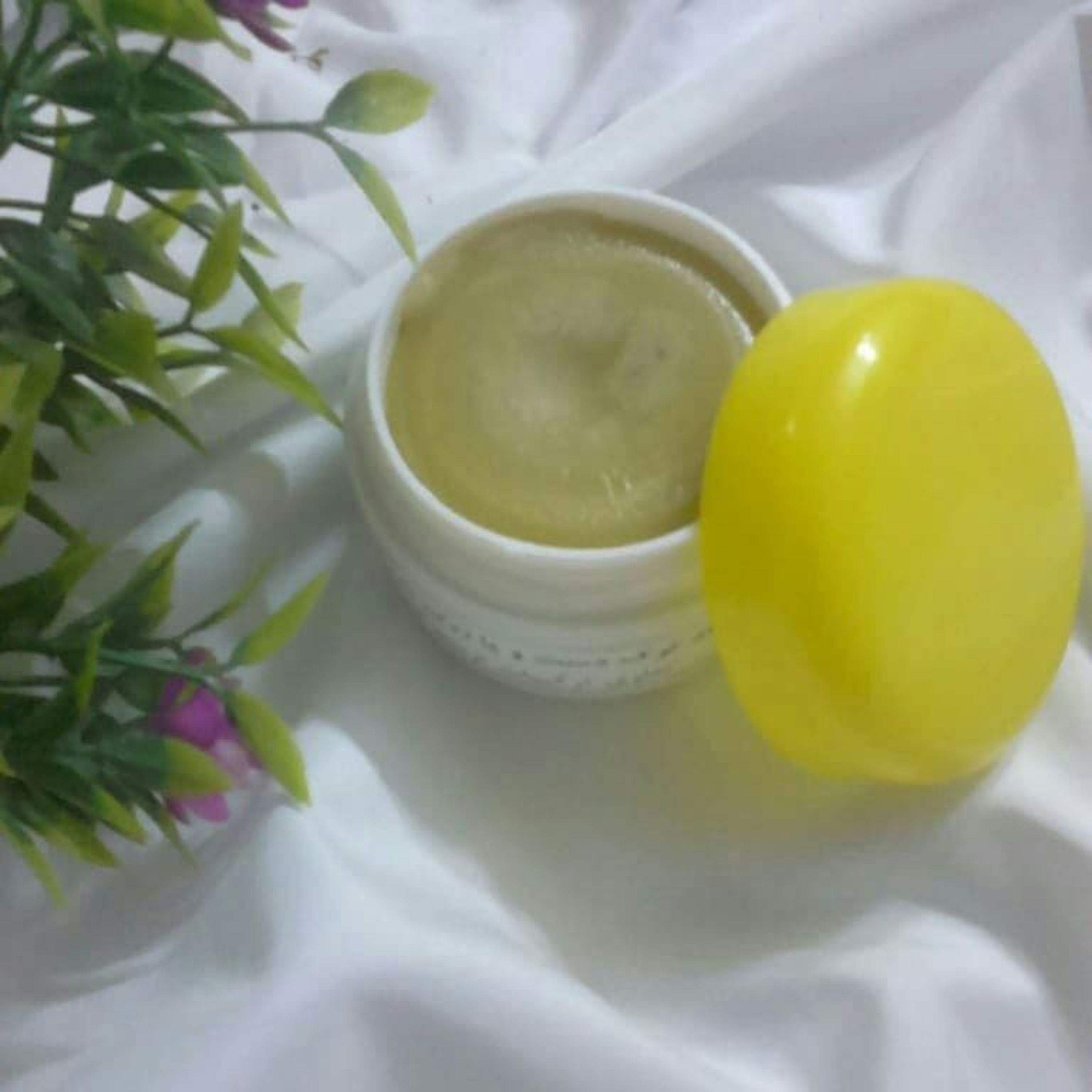 کرم ترک دست و پا تیوپی و ظرف درب دار(فقط تیوپی موجود است)