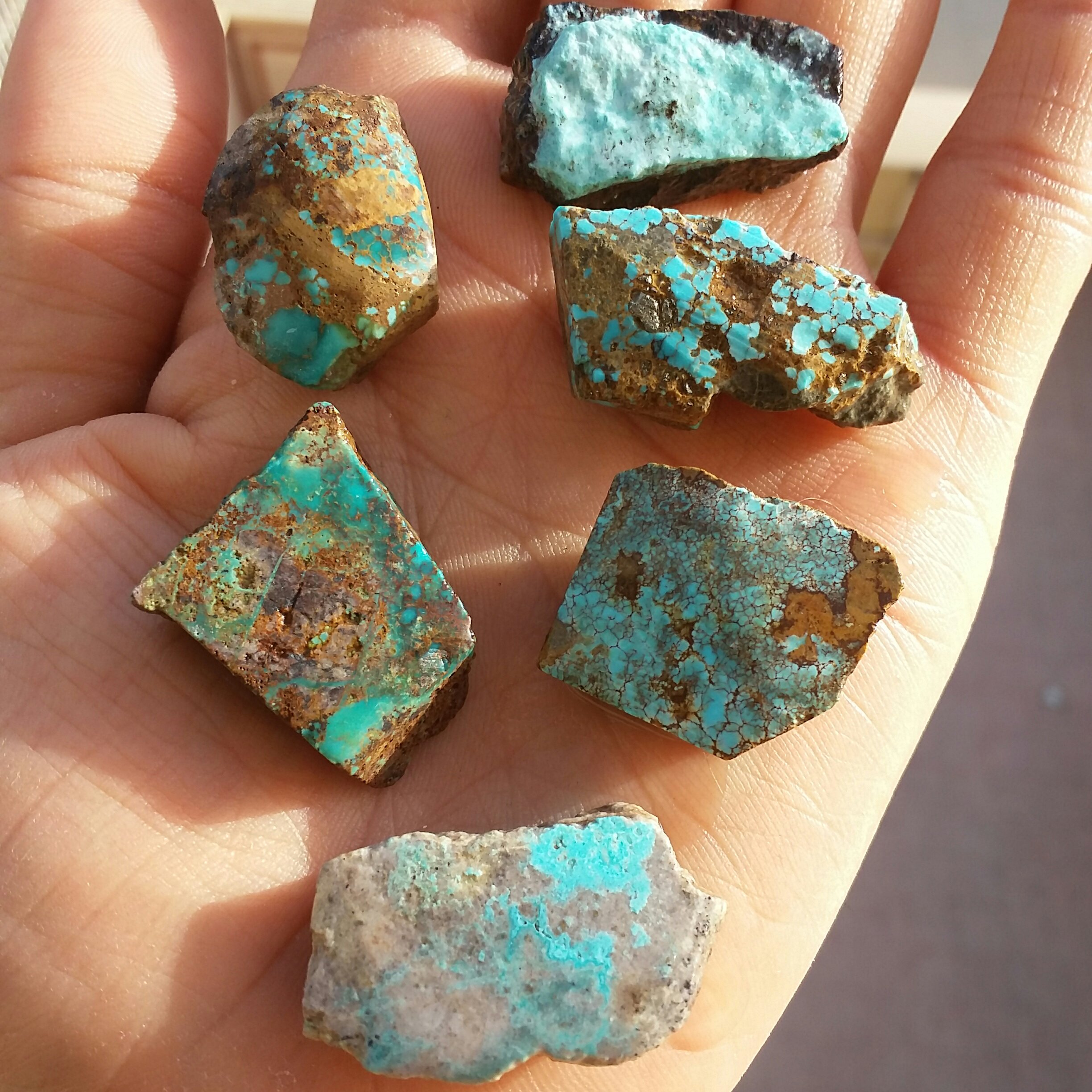 پک اقتصادی سنگ راف حبه شده فیروزه نیشابور گلچین شده 100 در 100 طبیعی شاهکار خلقت دیدنی