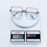 عینک سایز بزرگ با عدسی بلوکات قابلیت تعویض عدسی های طبی نمره دار را نیز دارد عینک طبی بزرگ 