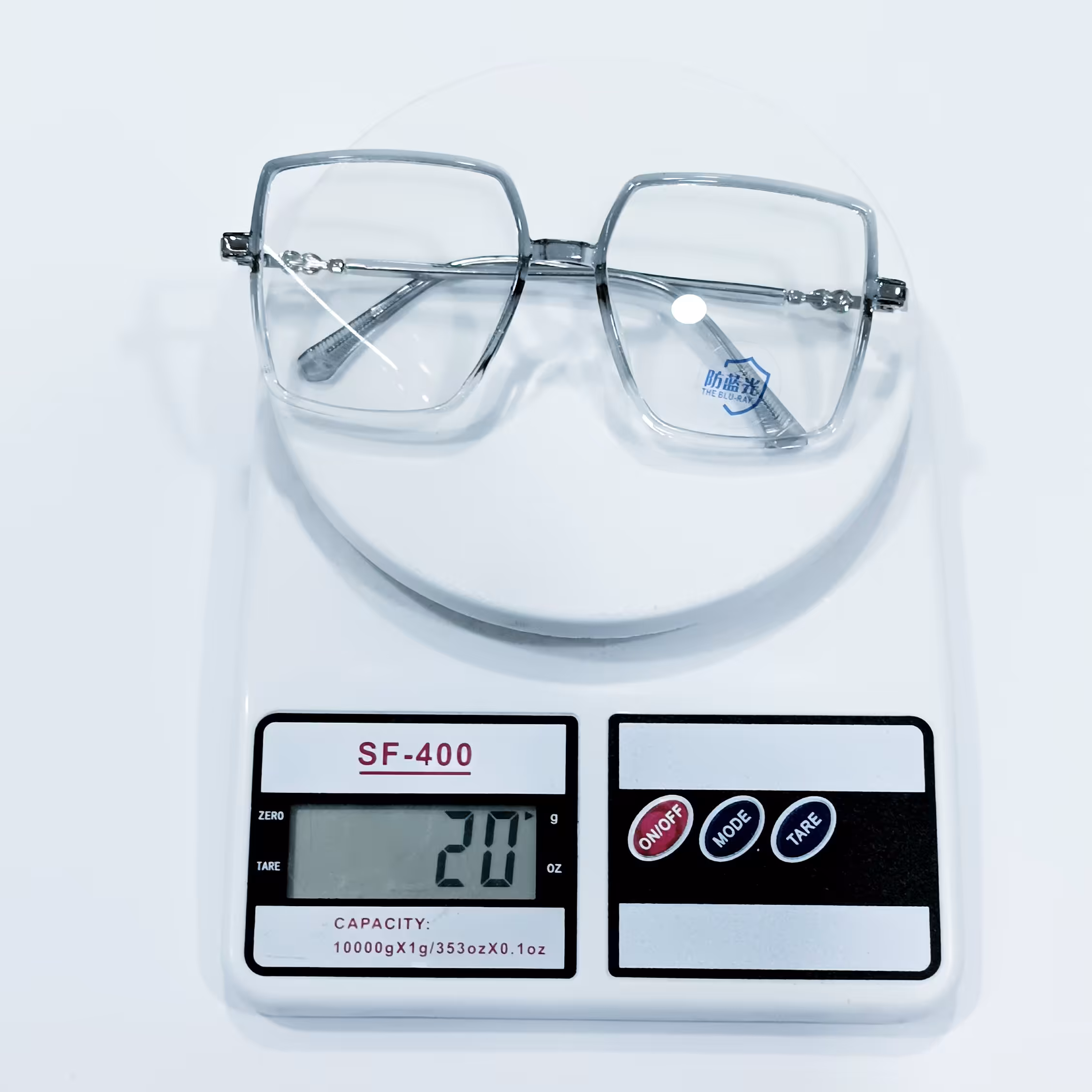 عینک سایز بزرگ با عدسی بلوکات قابلیت تعویض عدسی های طبی نمره دار را نیز دارد عینک طبی بزرگ 