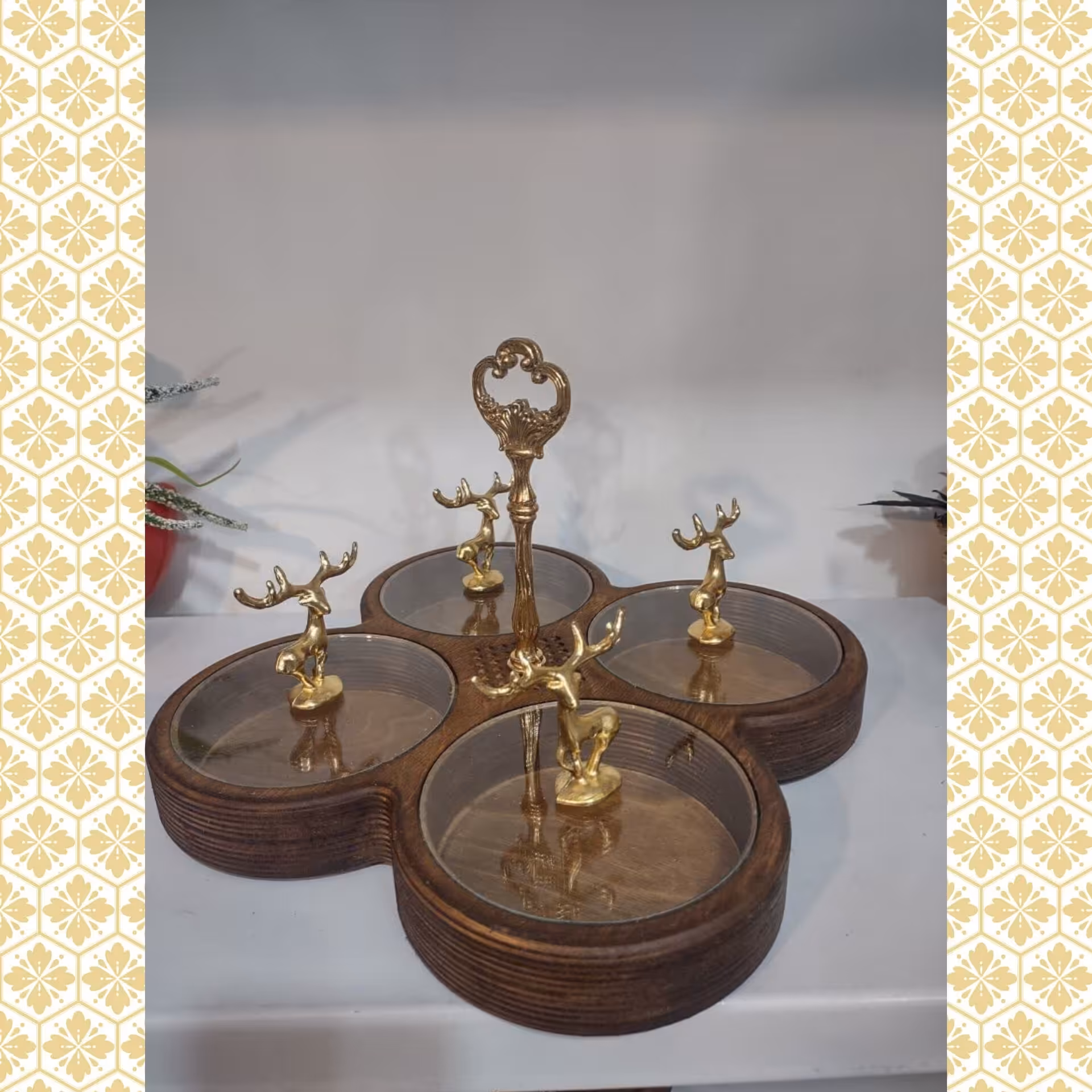 آجیل خوری چهارخونه دایره دسته دار با در شیشه ای و دسته با طرح گوزن