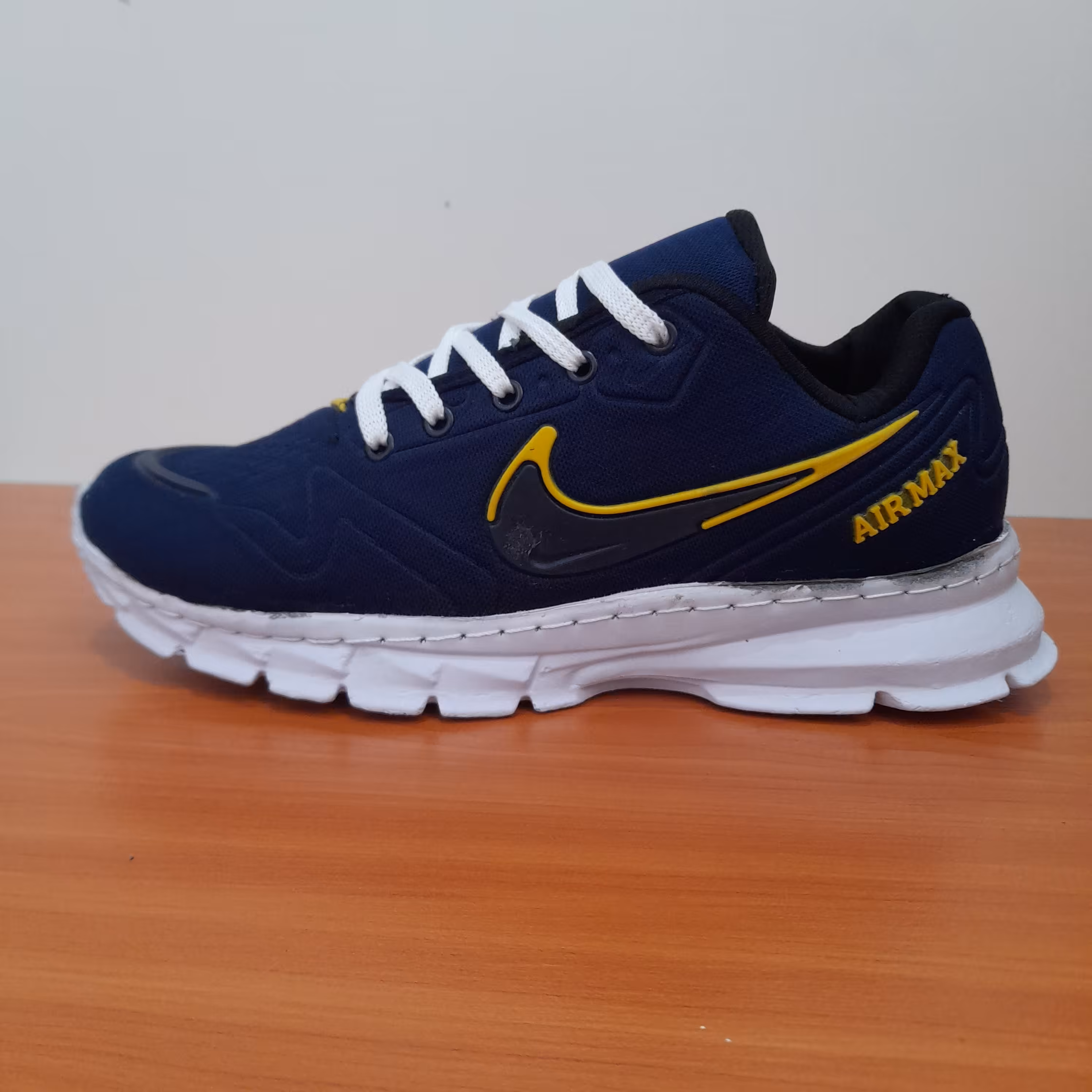 کفش کتانی مردانه طرح نایکی رنگ آبی زرد دور دوزی شده