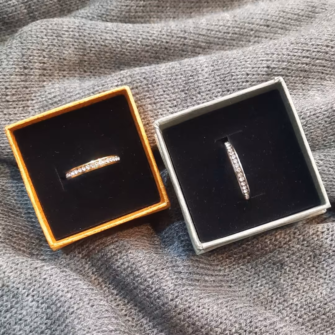 انگشتر  استیل  دور نگین  طرح رینگ رنگ ثابت و استیل  فقط رنگ نقره ای و مشکی