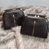 پاسپورت دوزیپ جلو زیپ دار
رنگبندی و طرح بندی 
کیفیت دوخت عالی
بسیار سبک 
آستر خارجی 
دستی و دوشی 
سایز 22در17