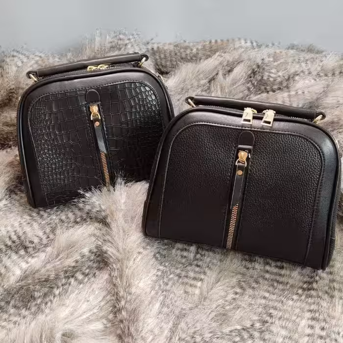 پاسپورت دوزیپ جلو زیپ دار
رنگبندی و طرح بندی 
کیفیت دوخت عالی
بسیار سبک 
آستر خارجی 
دستی و دوشی 
سایز 22در17