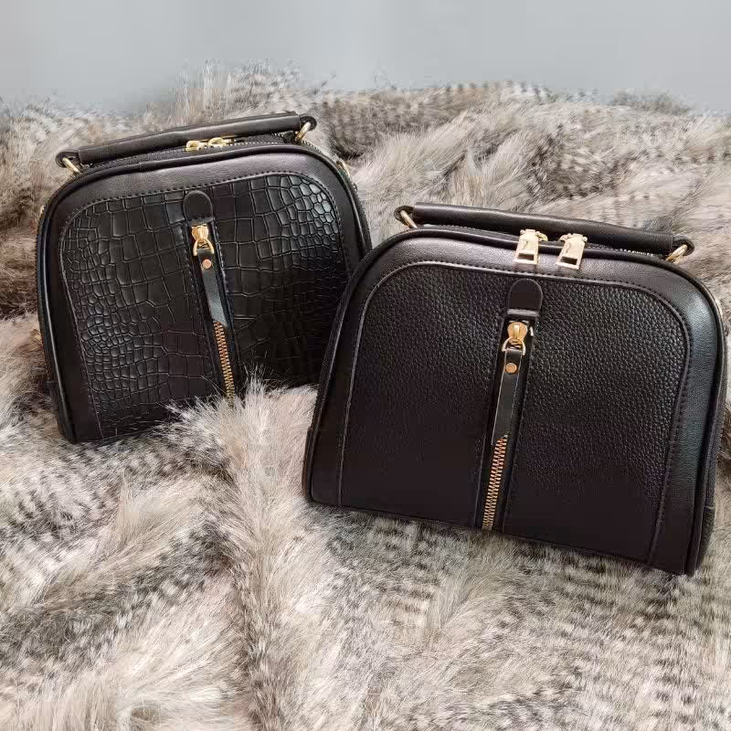 پاسپورت دوزیپ جلو زیپ دار
رنگبندی و طرح بندی 
کیفیت دوخت عالی
بسیار سبک 
آستر خارجی 
دستی و دوشی 
سایز 22در17